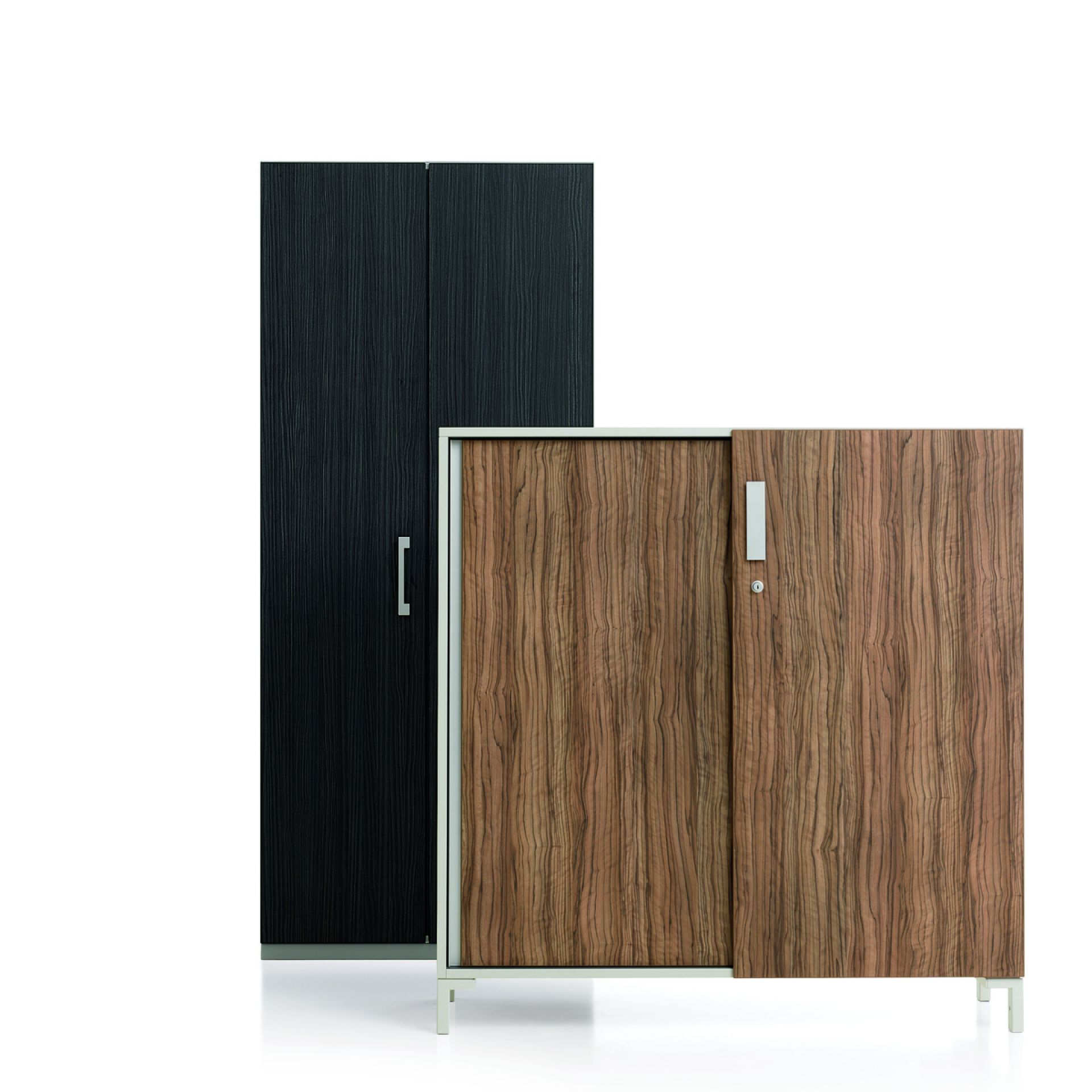 Steelcase Share It Garderobenschrank: Schwarzer und brauner Büroschrank mit Holzoptik für Büro und Arbeitszimmer.