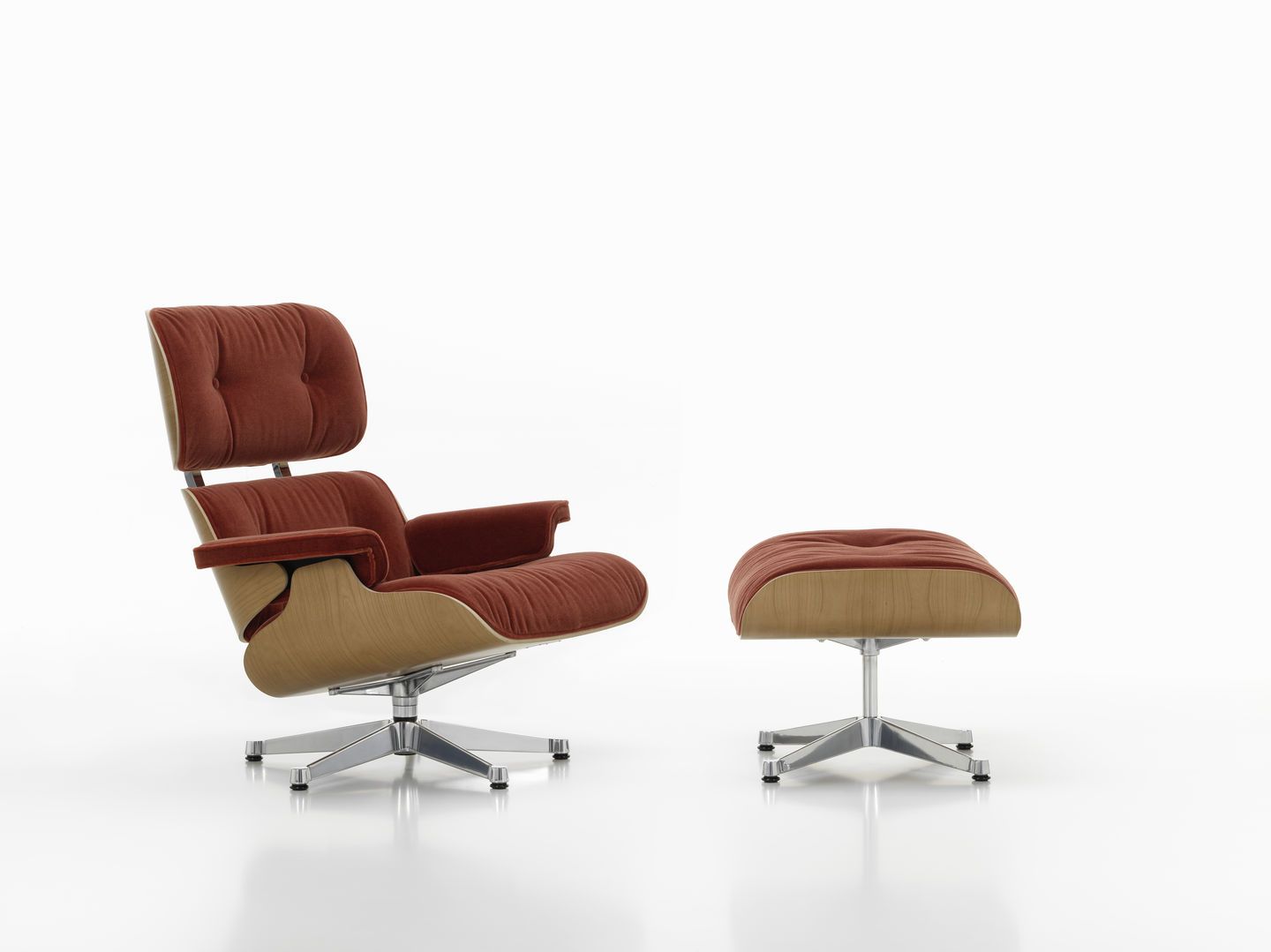 Eames Lounge Chair mit Ottoman in braunem Stoffbezug und hellem Holzfurnier, Vitra Designklassiker.