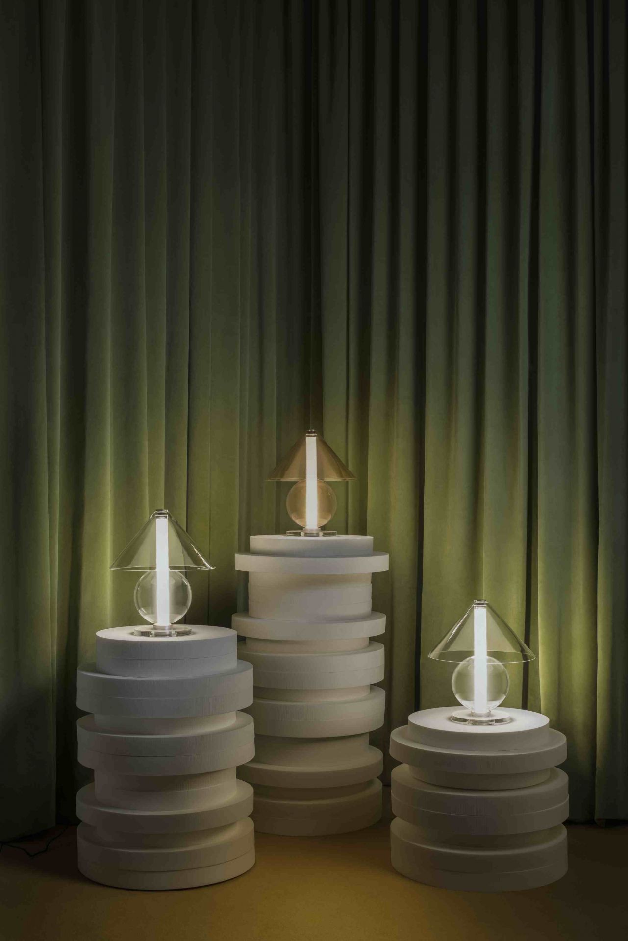 Fragile table lamp marset