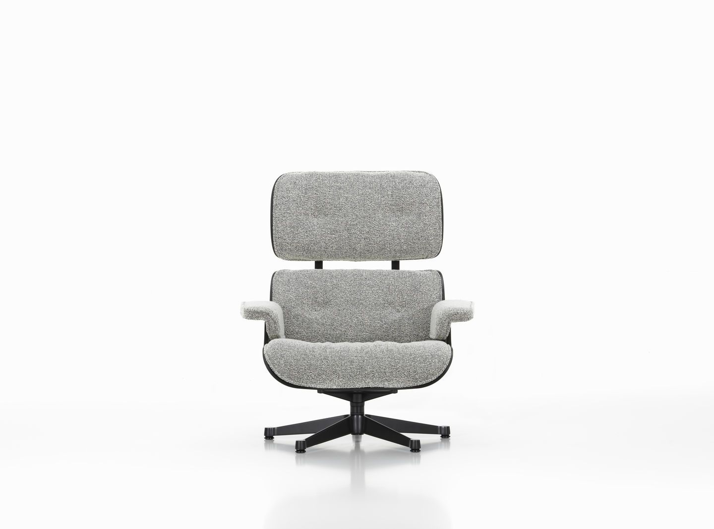 Eames Lounge Chair mit Ottoman Sessel, grauer Stoffbezug und schwarzem Fußkreuz, Vitra Designklassiker.