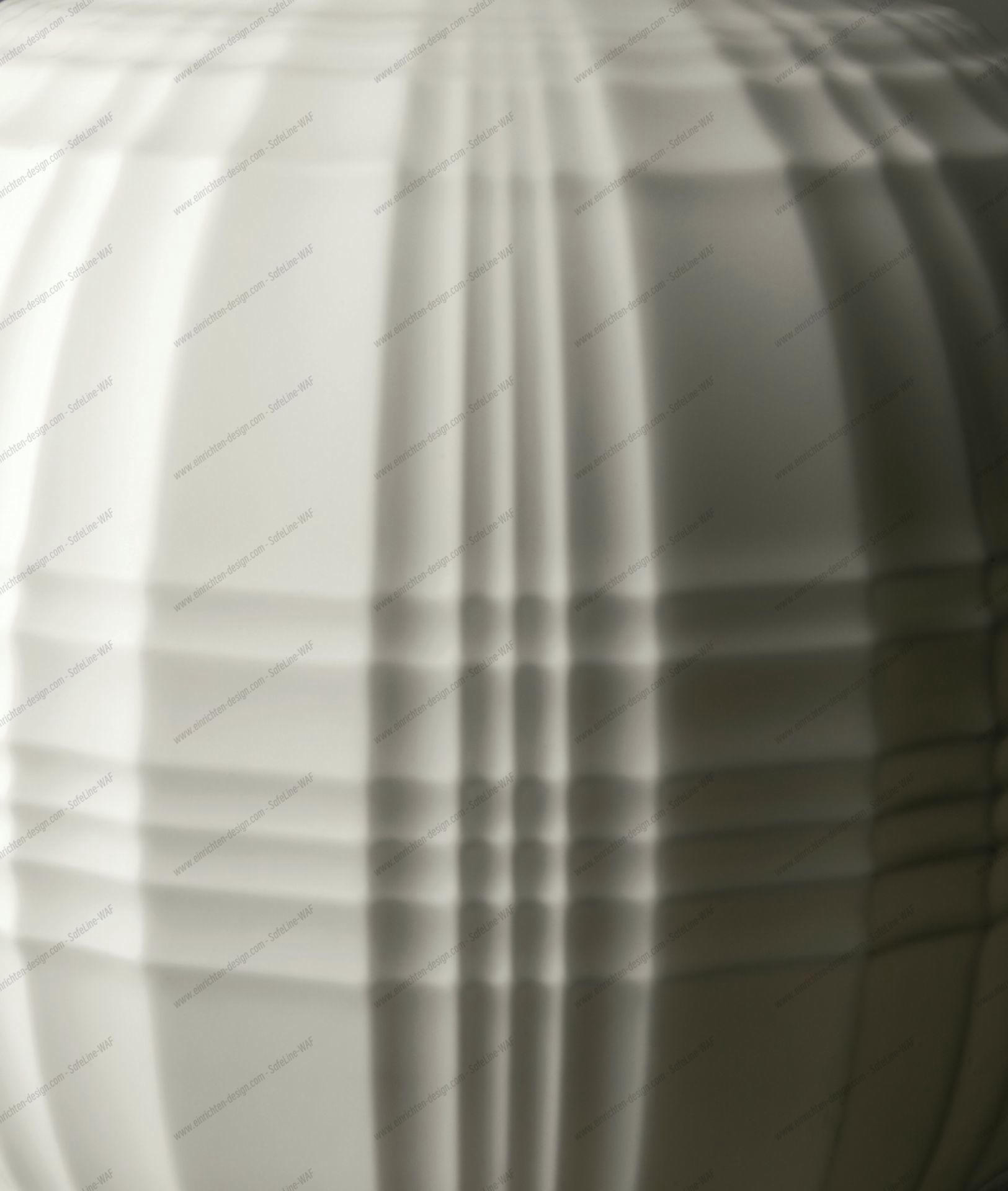 Detailaufnahme der weißen Foscarini Tartan Pendelleuchte mit markantem, strukturiertem Design für moderne Innenräume.