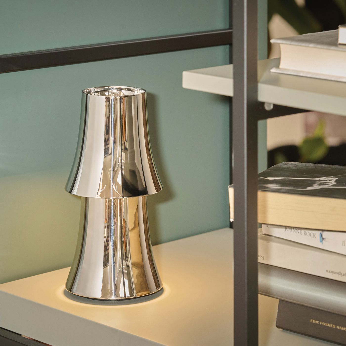 Alessi Halesia Tischleuchte aus glänzendem Chromstahl, moderne Designlampe für Nachttisch oder Regal.