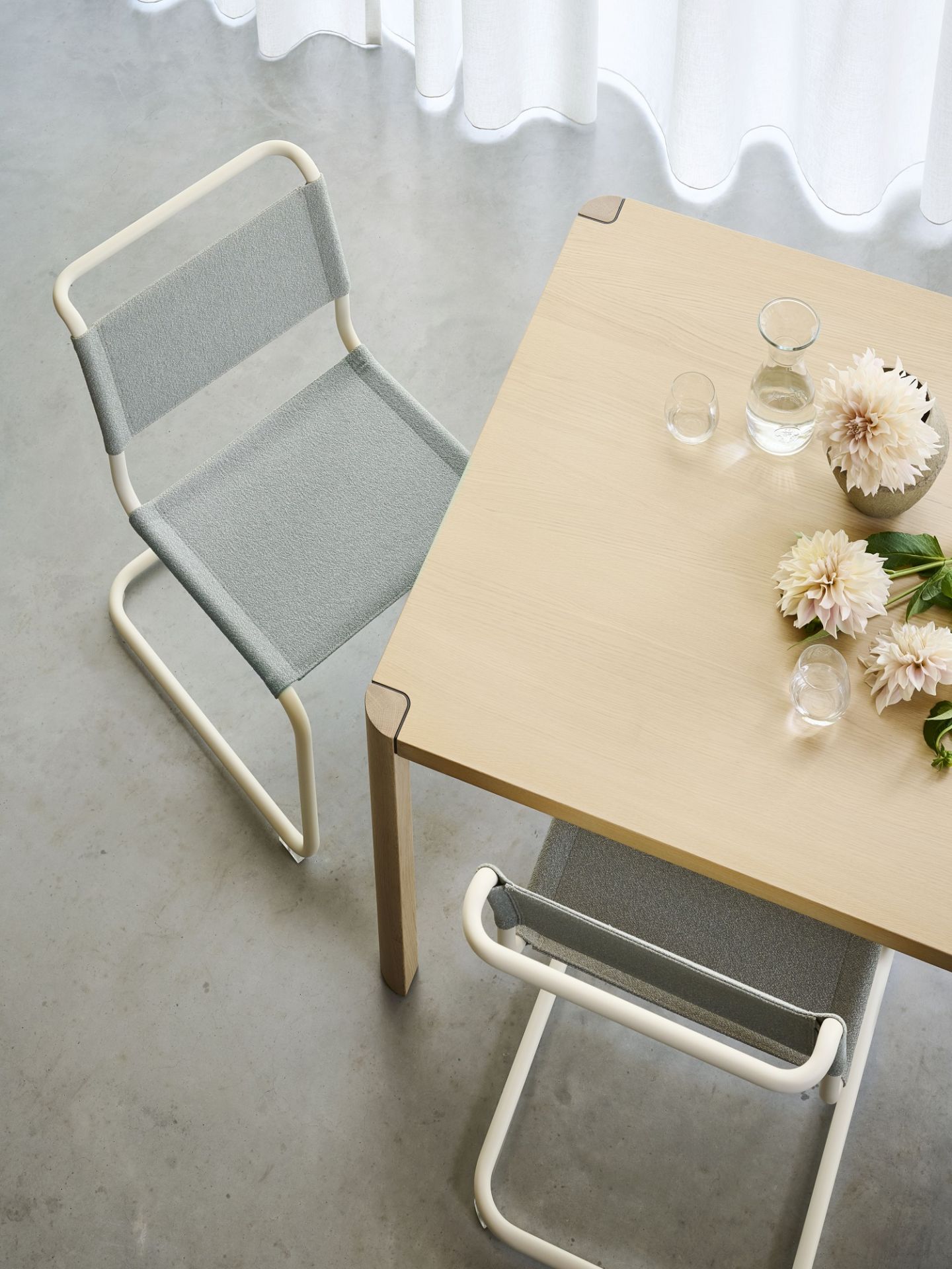 S 33 V Thonet Freischwinger Stuhl mit grauem Stoffbezug und weißem Stahlrohrgestell, Ansicht von oben.