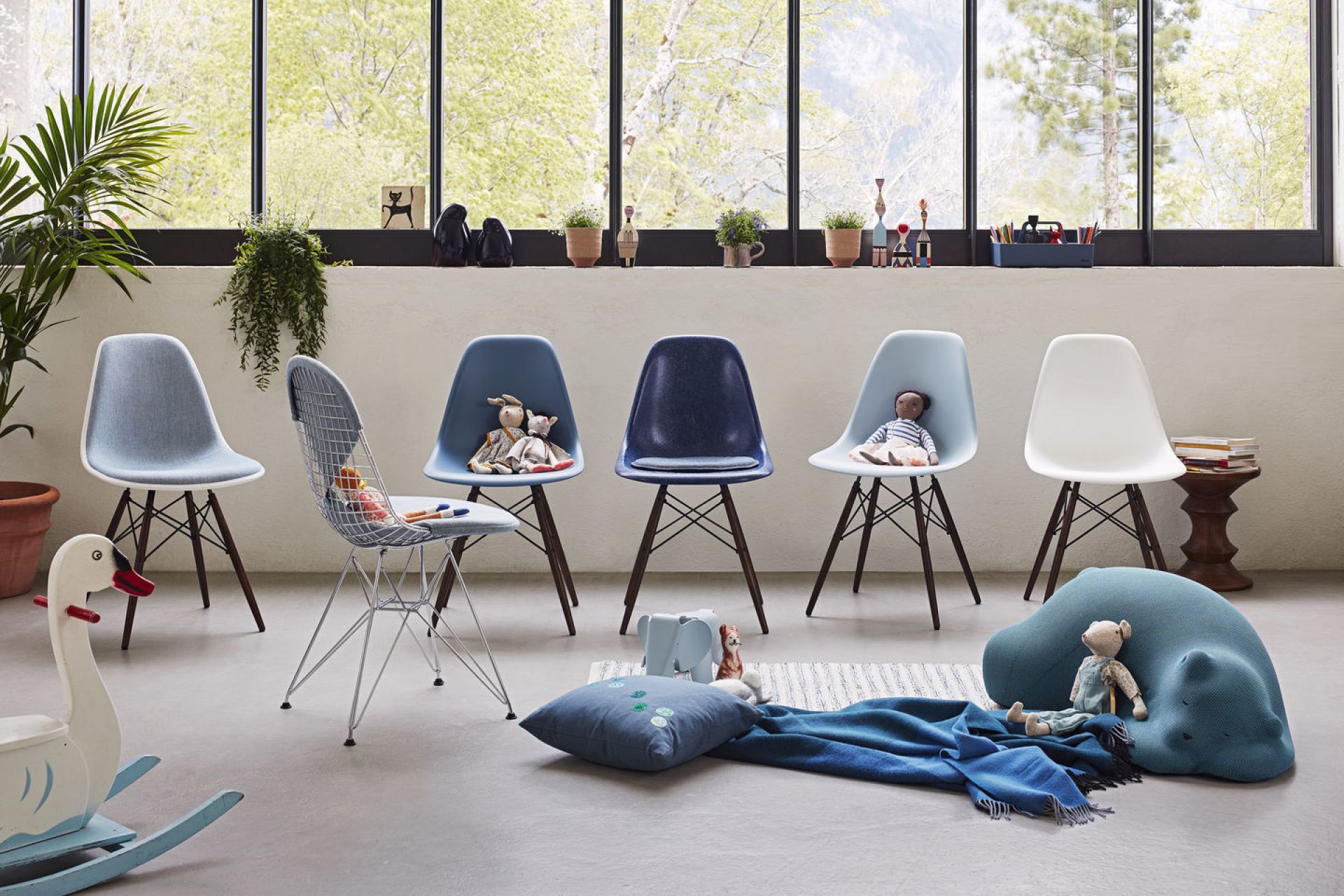Eames Plastic Side Chair DSW Chair Vitra Maple dark - forest