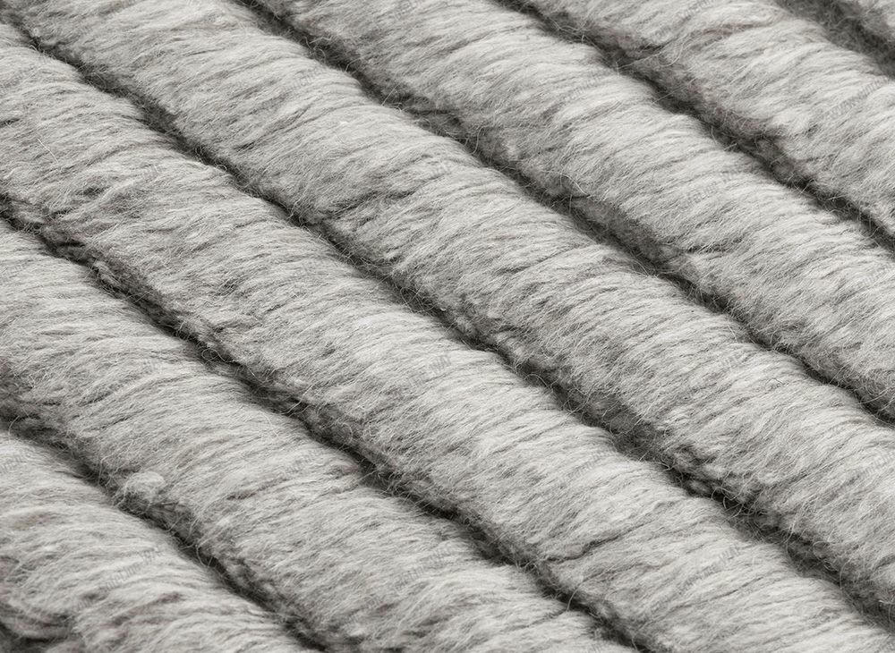 Detailaufnahme des grauen Lines Rug Teppichs von Gan mit erhabenen, texturierten Linien.
