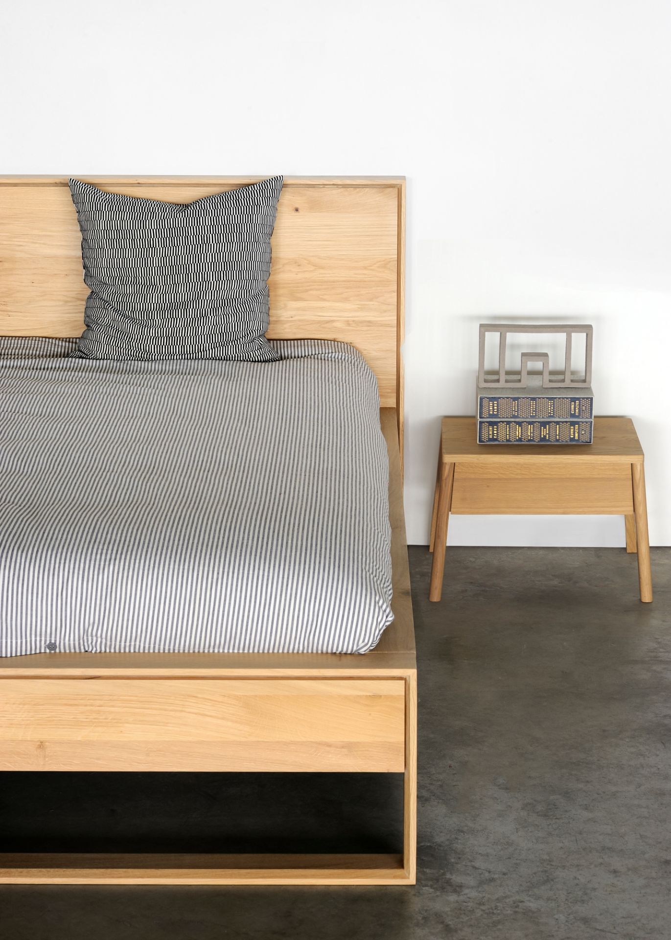Air nightstand oak Ethnicraft