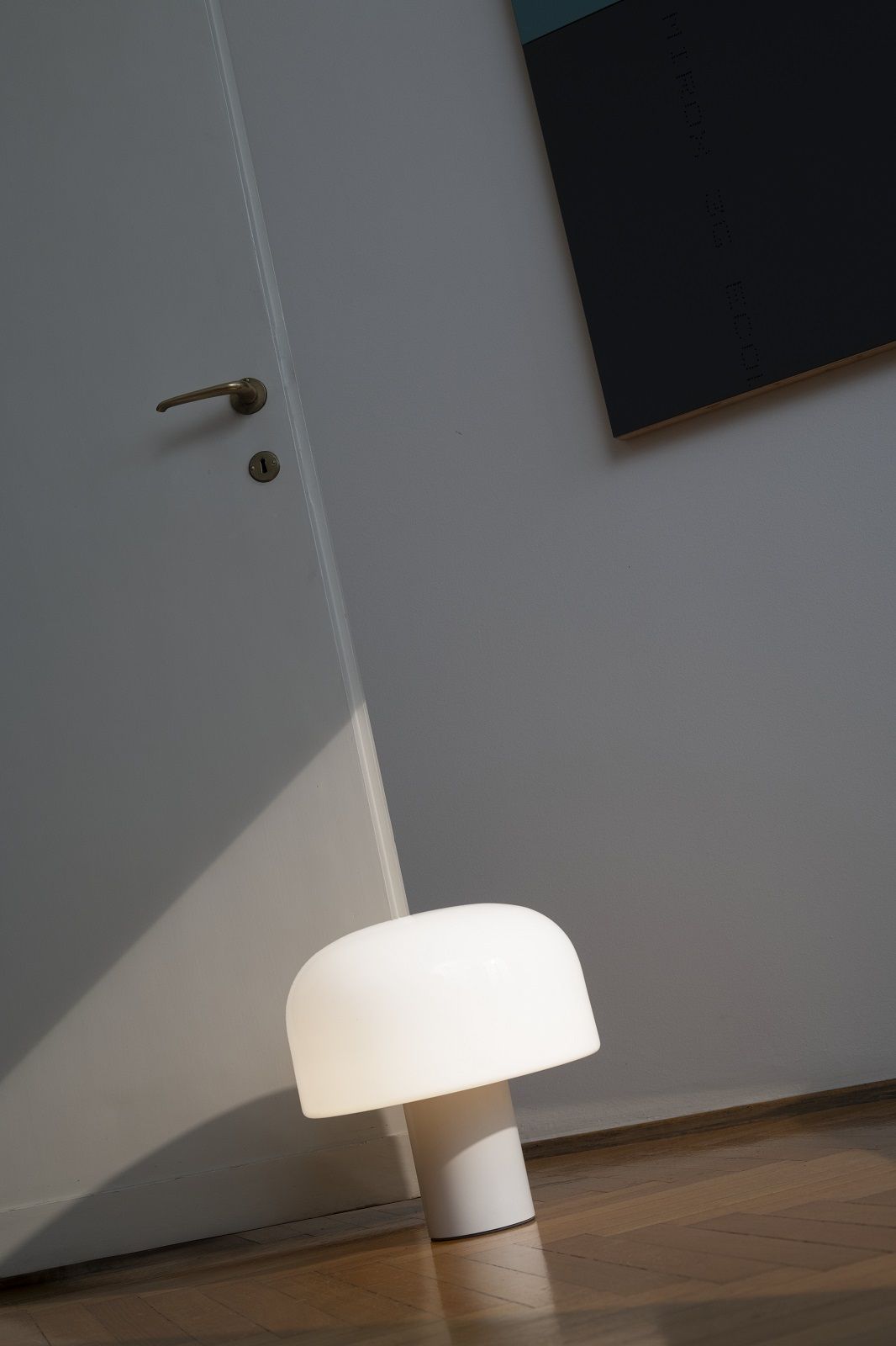 Weiße Bellhop Tischleuchte von Flos aus Glas, pilzförmiges Design, modernes Wohnaccessoire für Nachttisch oder Beistelltisch.