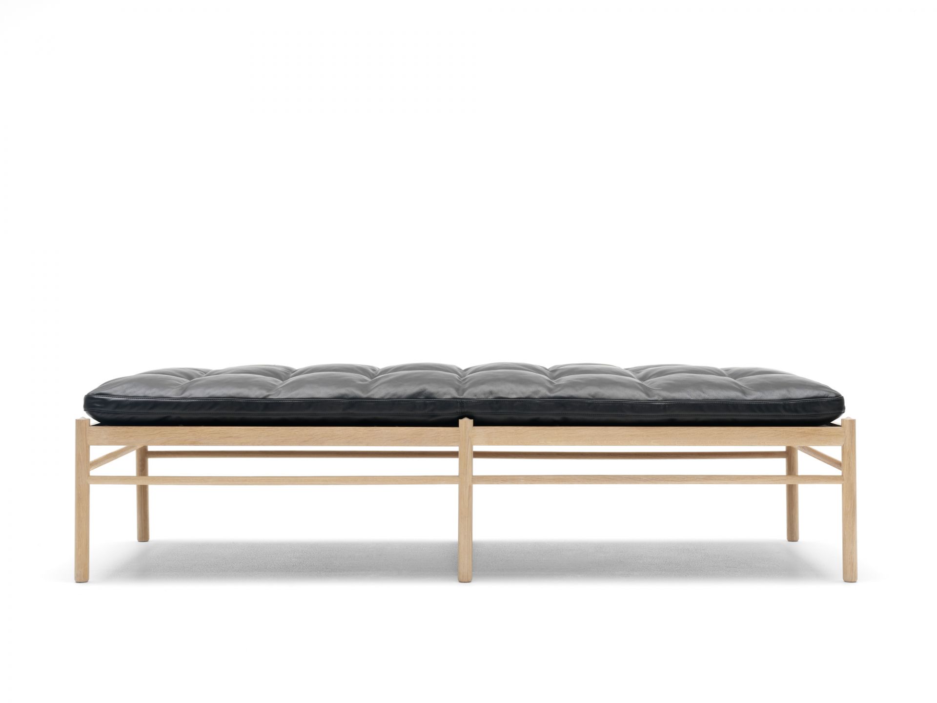 OW150 Daybed von Carl Hansen & Søn mit schwarzem Lederpolster und hellem Holzgestell.