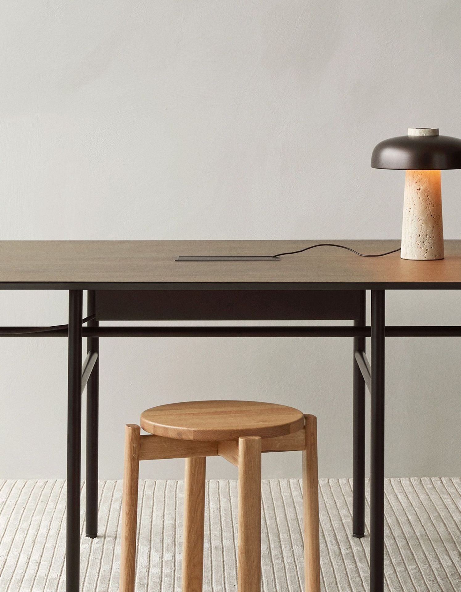 Passage Stool Hocker von Audo Copenhagen aus Holz unter einem modernen Schreibtisch.