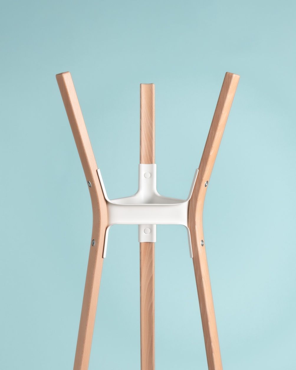 Detailaufnahme des Steelwood Coat Stand Garderobenständers von Magis, modernes Design mit Holz und weißem Kunststoff.