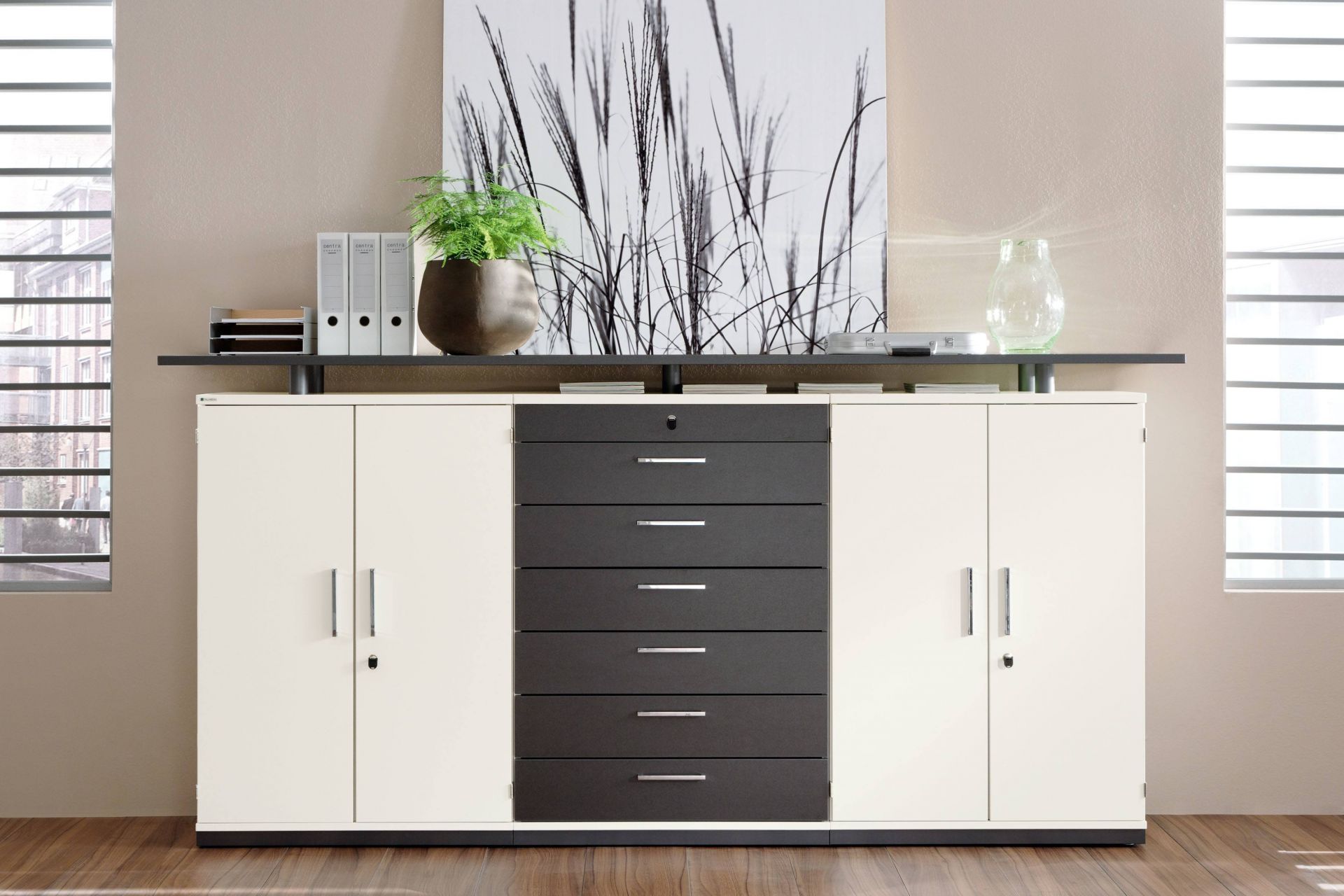 Prisma 2 Querrollladenschrank von Palmberg: Büro Schrank mit Schubladen und Türen in Weiß und Anthrazit.
