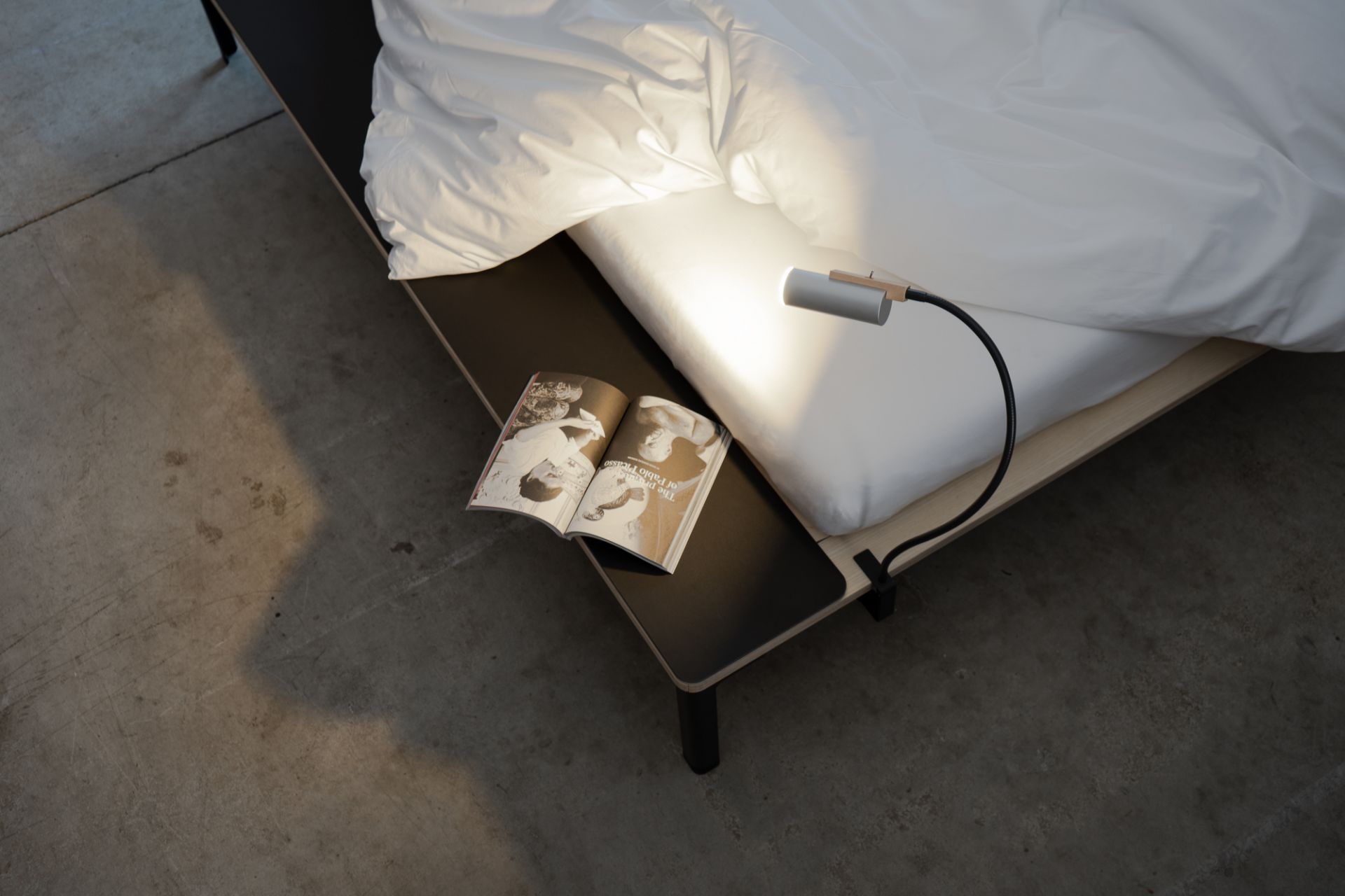Seiltänzer bed 200 red 140 x 200 Nils Holger Moormann