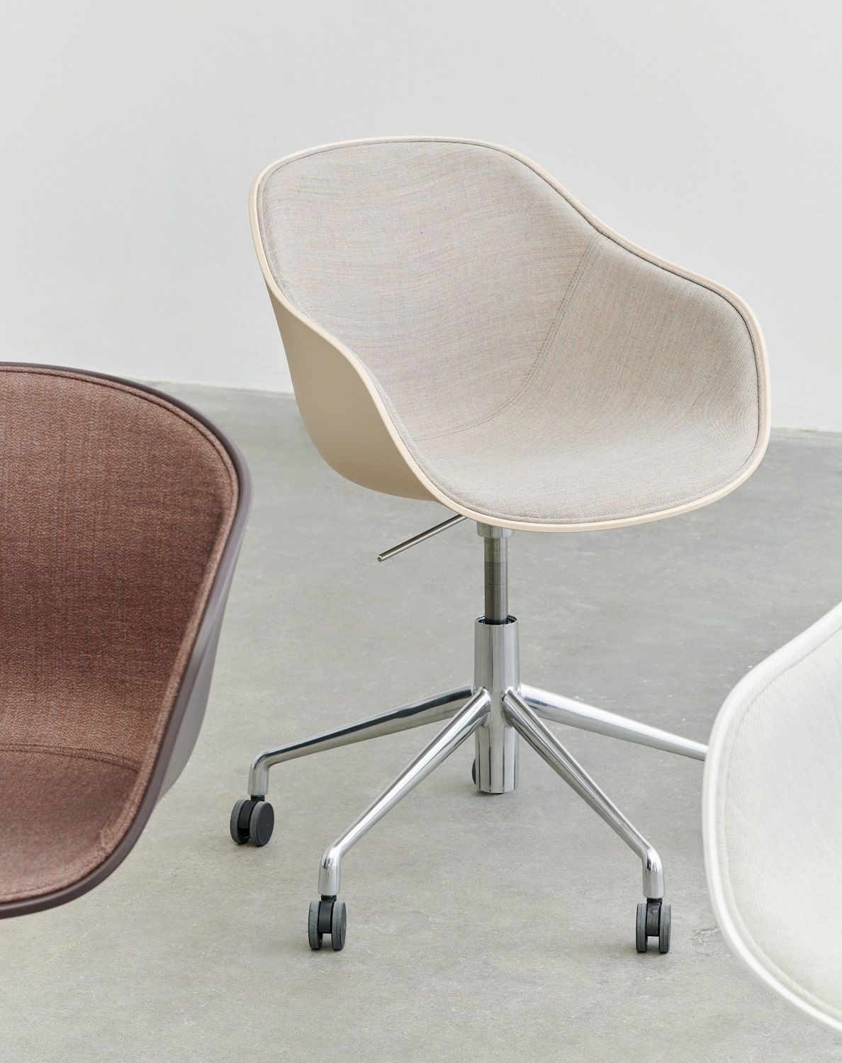 About a Chair AAC252 / AAC 252 Chair Hay