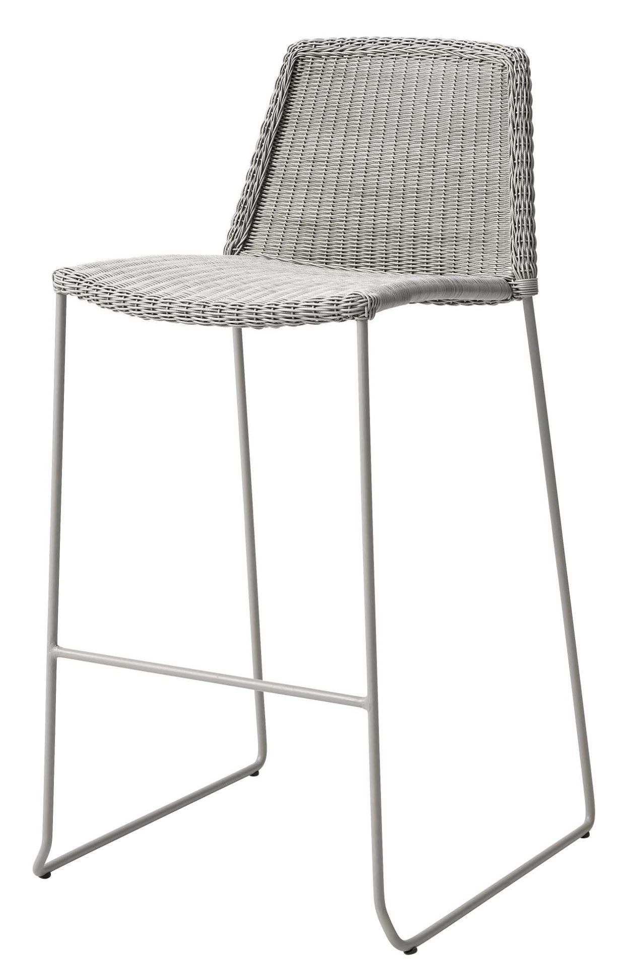 Breeze Barhocker von Cane-Line in Taupe: Outdoor-Barstuhl mit geflochtener Sitzfläche und Rückenlehne.