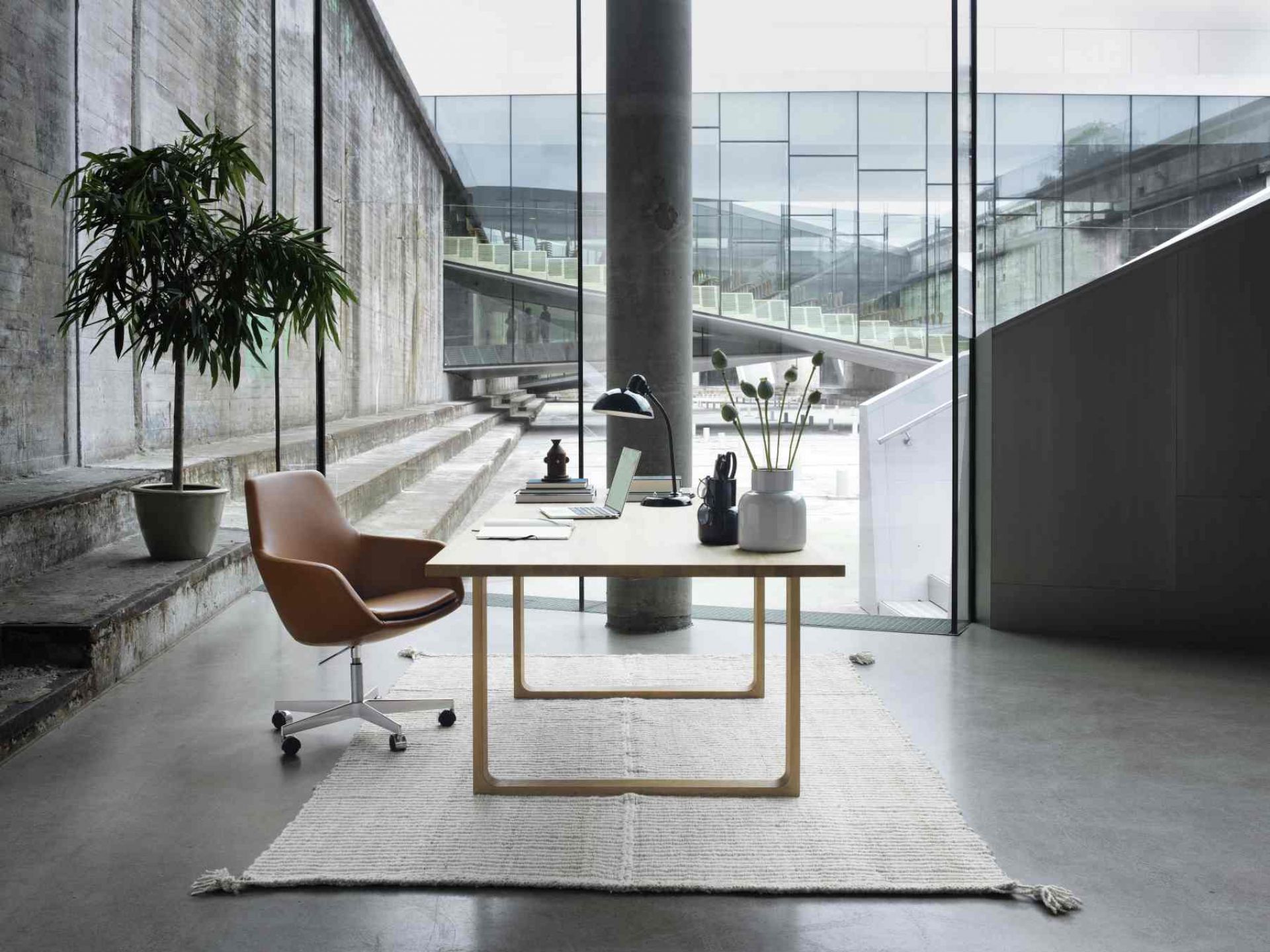 Little Giraffe Swivel Chair 3211 Fixed Cover Fritz Hansen  