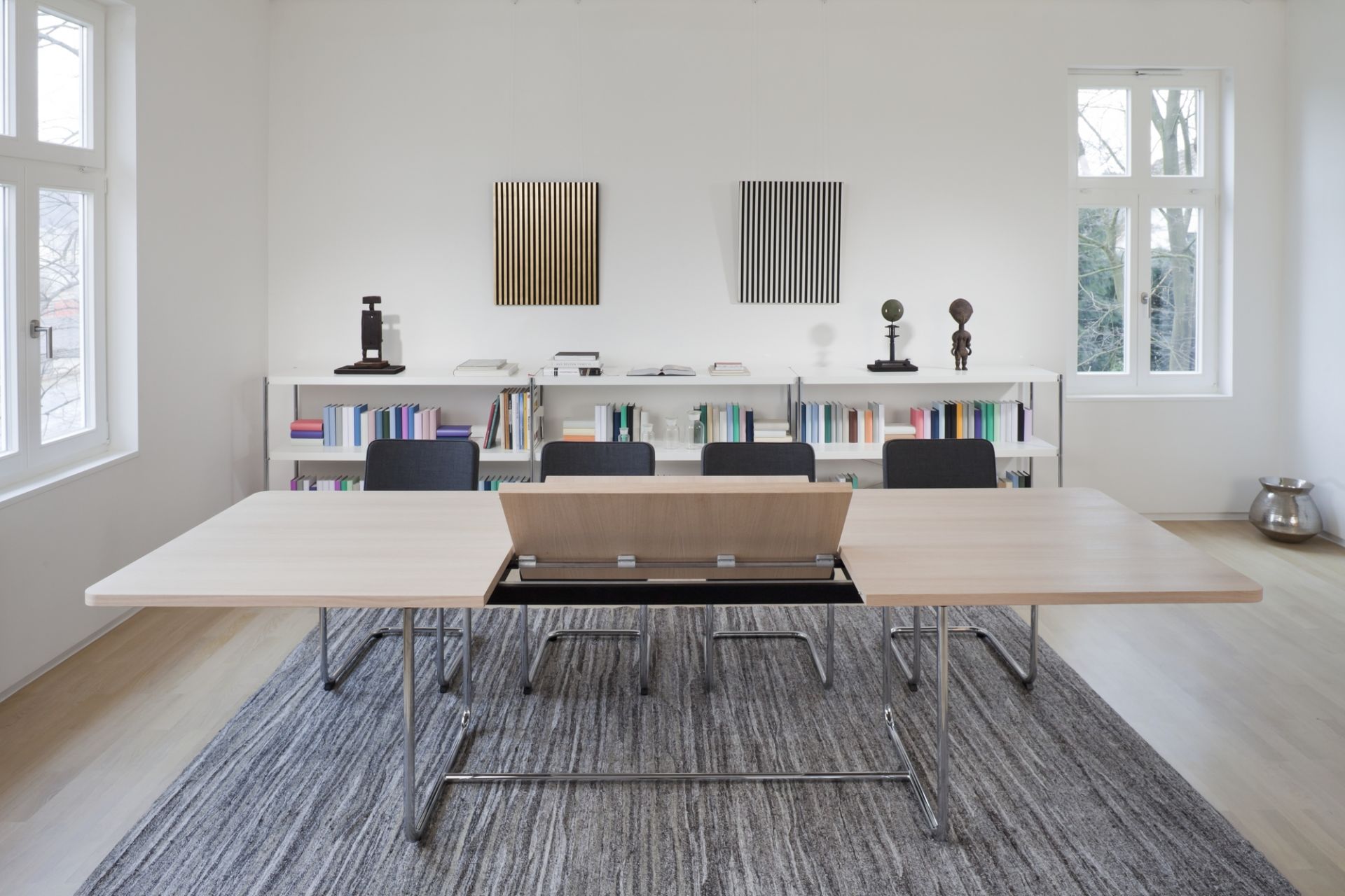 S 1072 Dining table extendable Thonet