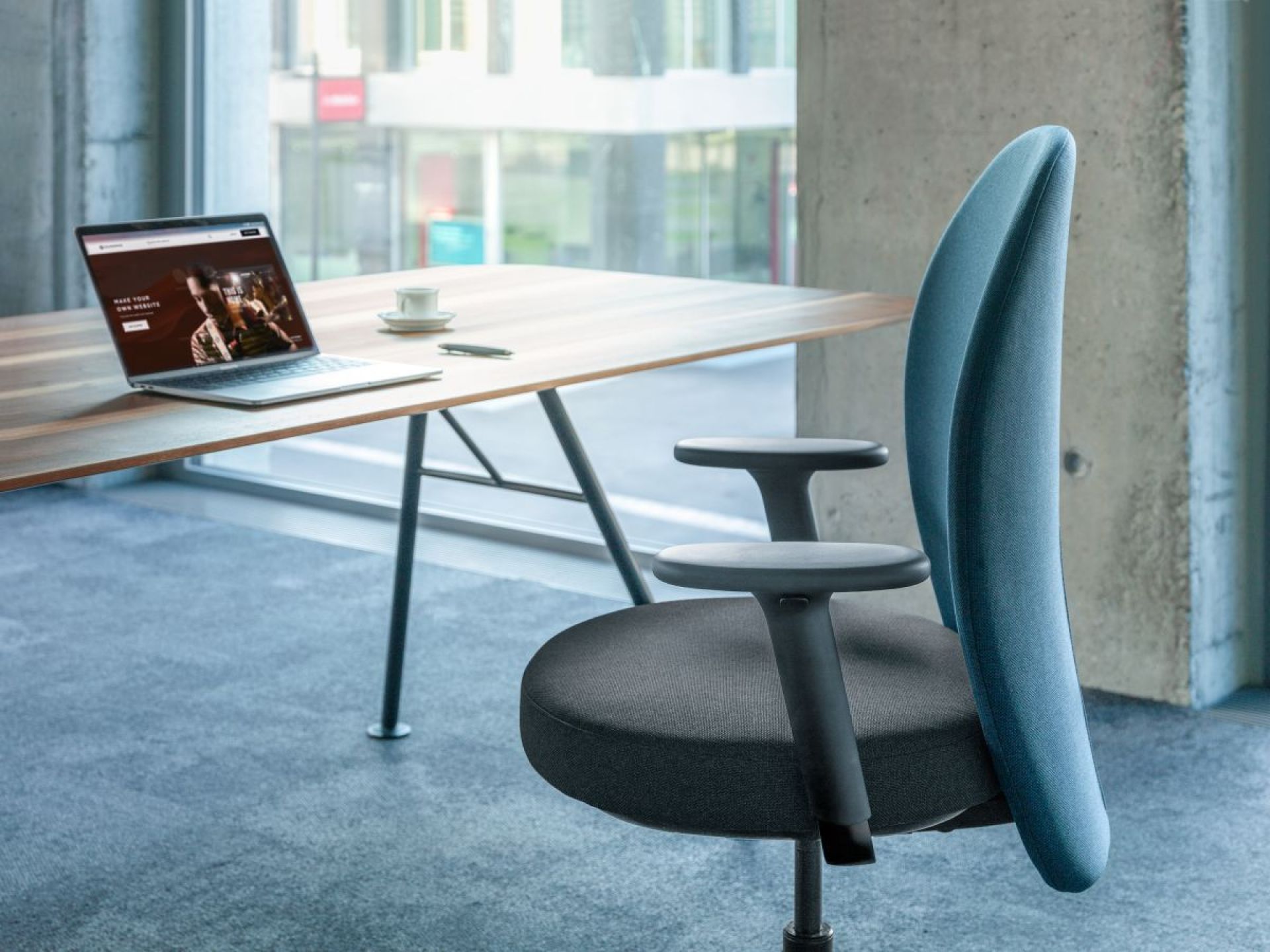 Akio Steel Table Girsberger