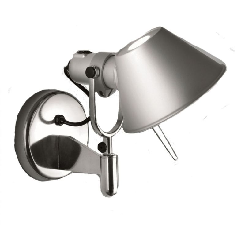 Nahaufnahme der modernen Tolomeo Faretto Wandleuchte aus Aluminium von Artemide, ideal als Leselampe.