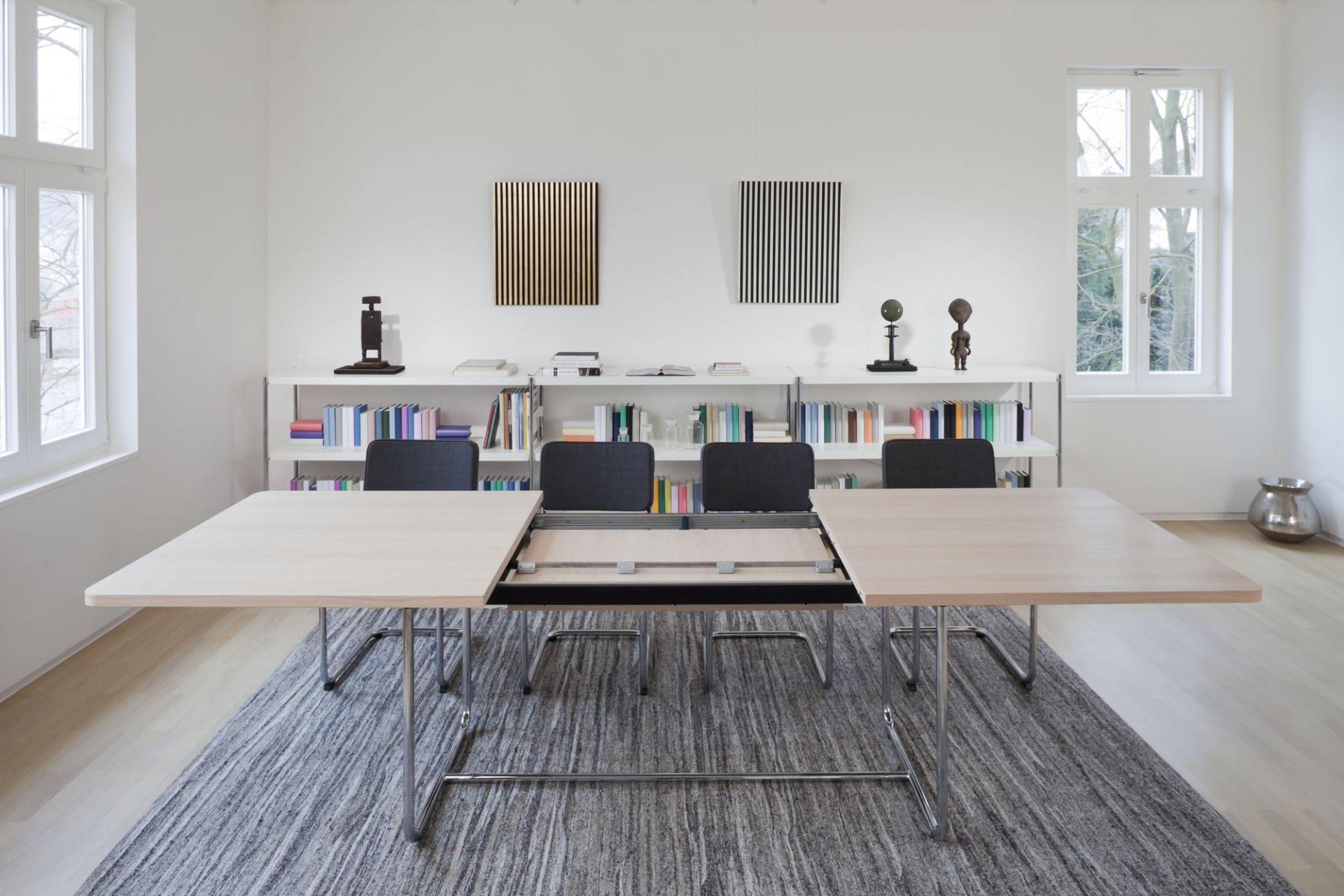 S 1072 Dining table extendable Thonet