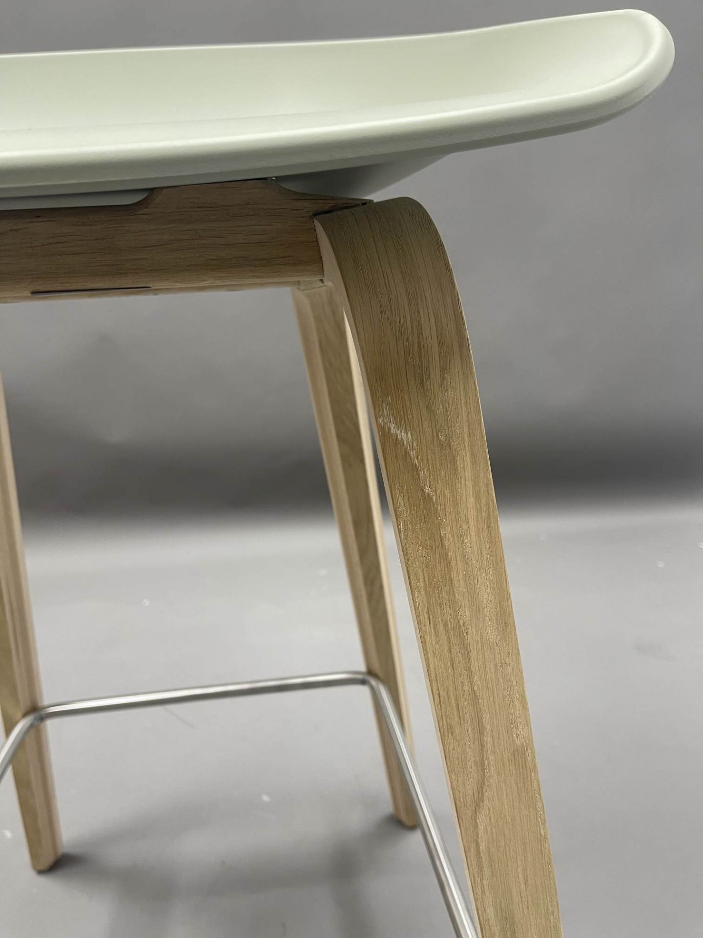 About a Stool AAS32 / AAS 32 Bar stool LOW OAK SOFT / PASTELL GREEN Hay MÄNGELEXEMPLAR  
