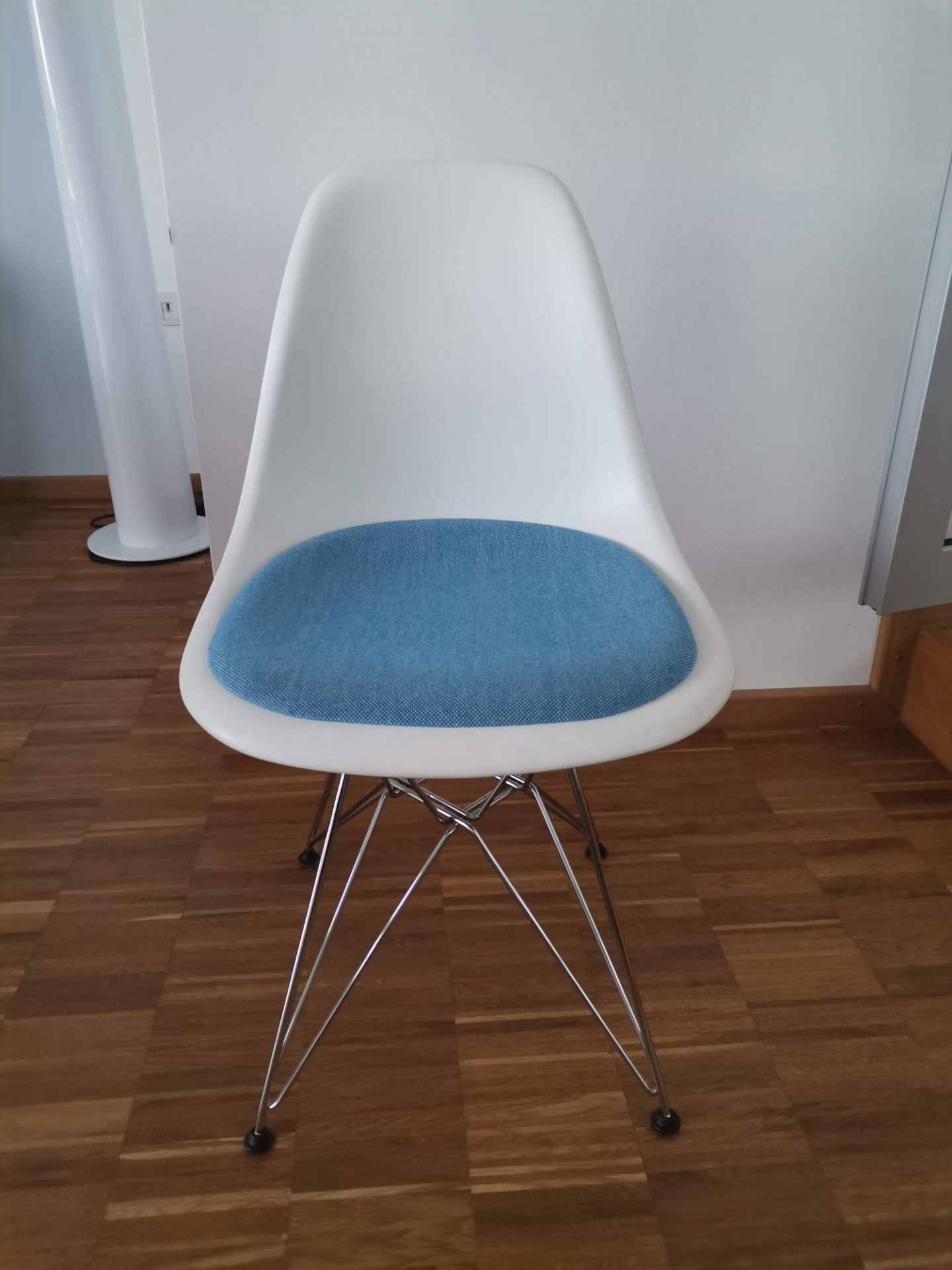 Eames Plastic Side Chair DSR chair with seat cushion Vitra chrome - Hopsak BLUE, WHITE EXHIBITION PIECE (3x available) 