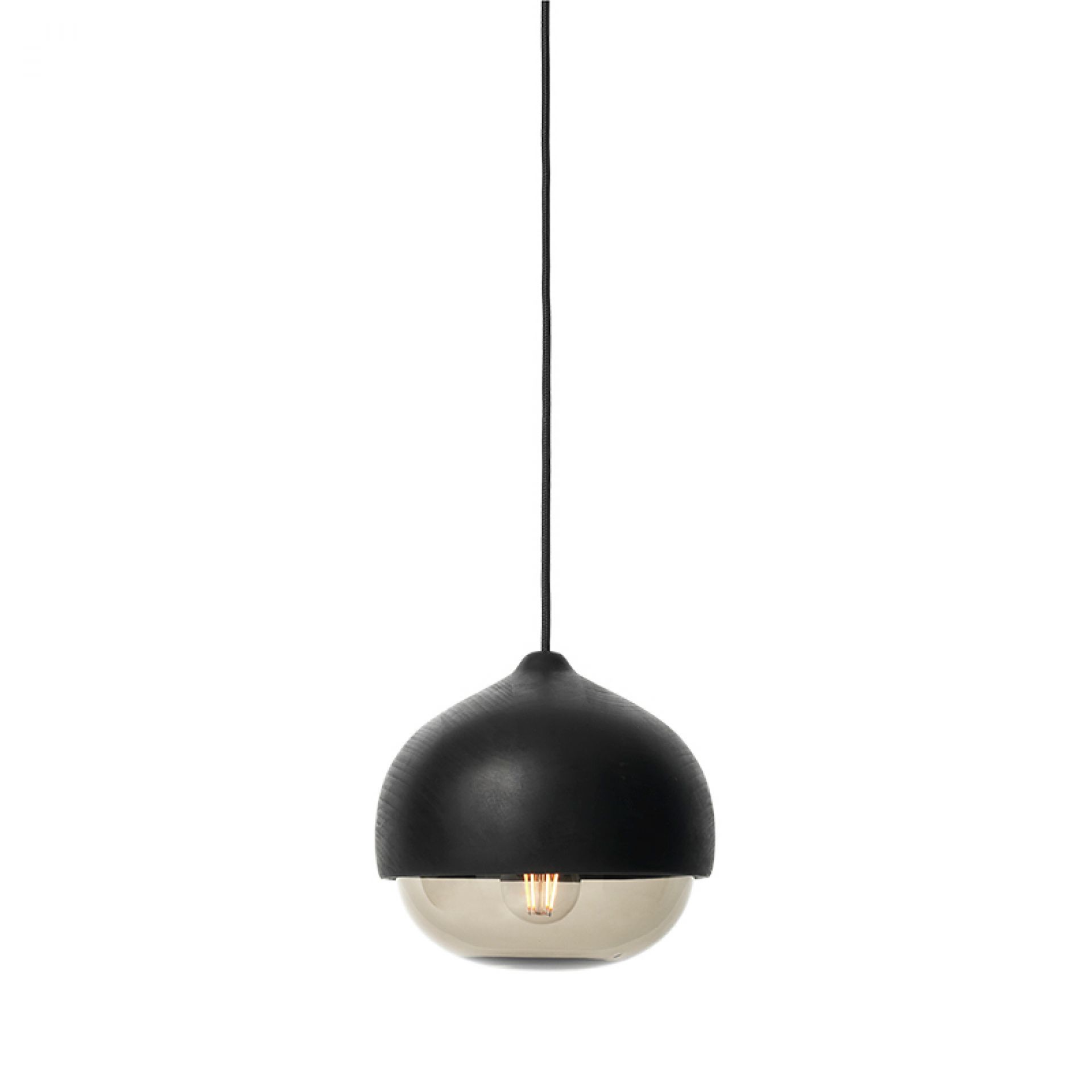 Terho Pendelleuchte aus schwarzer Linde Medium von Mater, moderne Hängelampe mit Glaskuppel und Glühbirne.