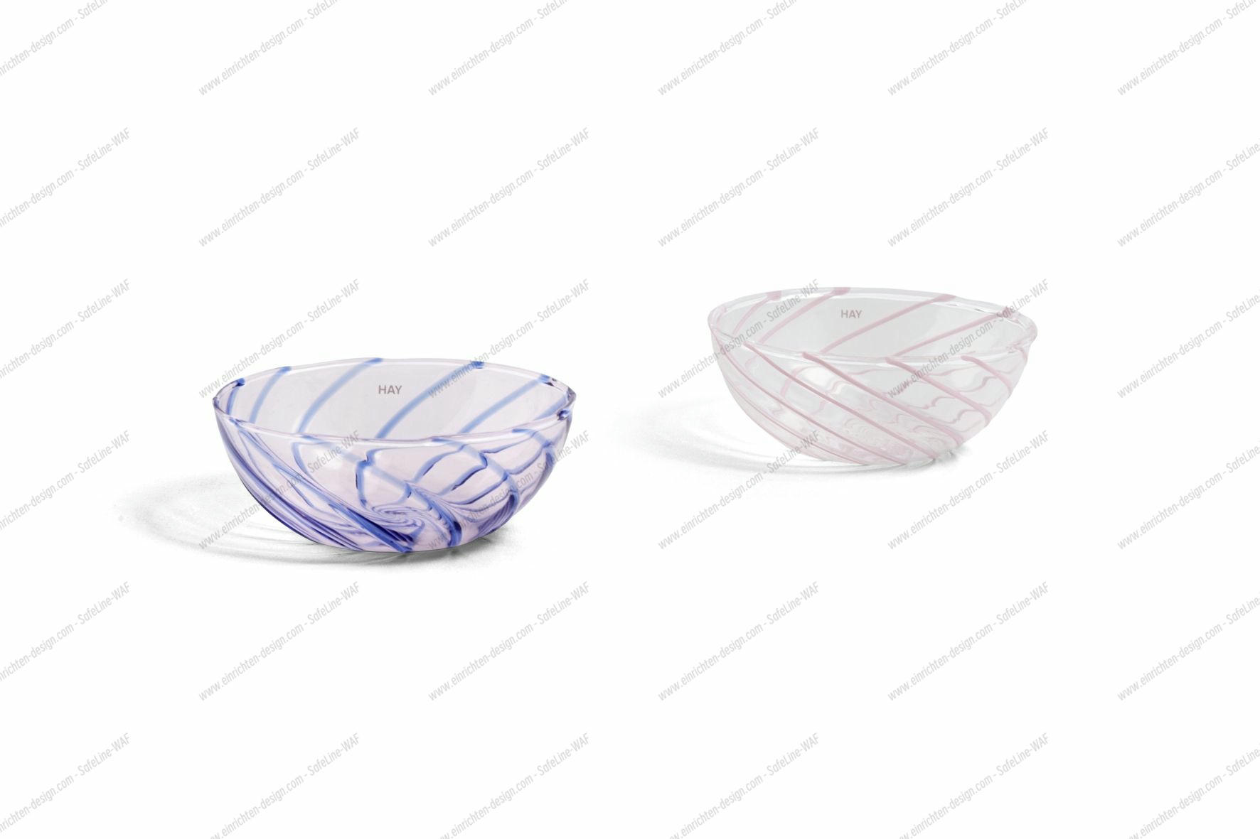 Zwei HAY Spin Bowl Schüsseln: eine hellrosa, eine mit blauen Streifen. Glas Schüssel Set.