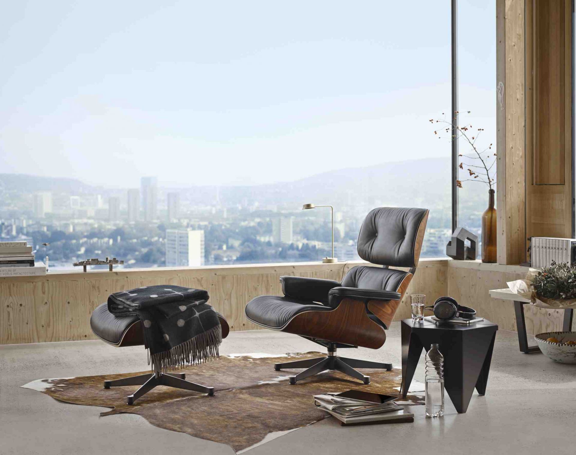 Eames Lounge Chair & Ottoman Walnut white leather Vitra