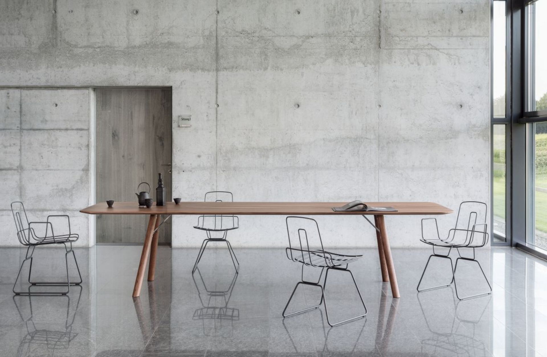 Akio Table Girsberger