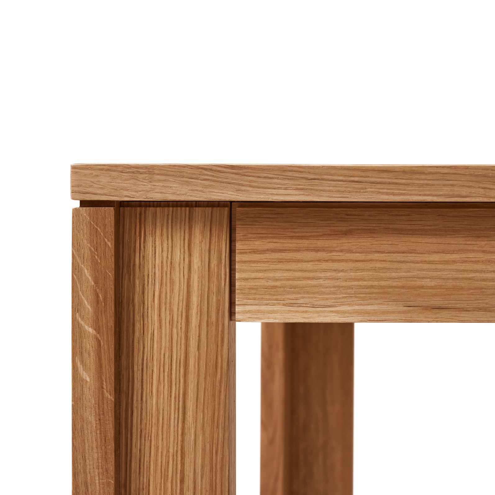 Detailaufnahme des Form & Refine Element Tisches 70x70cm aus Eichenholz, Fokus auf Tischplatte und Tischbein.