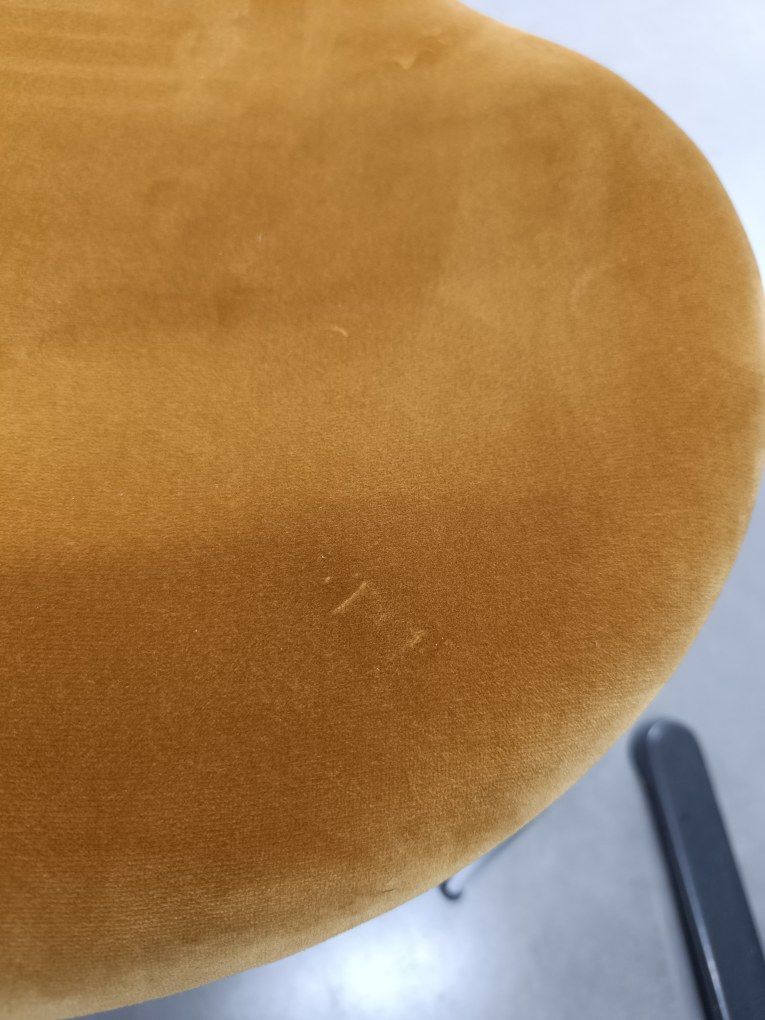 Series 7 3107 Velvet Chair Chair full upholstery velvet ochre/chrome Fritz Hansen INDIVIDUALS
