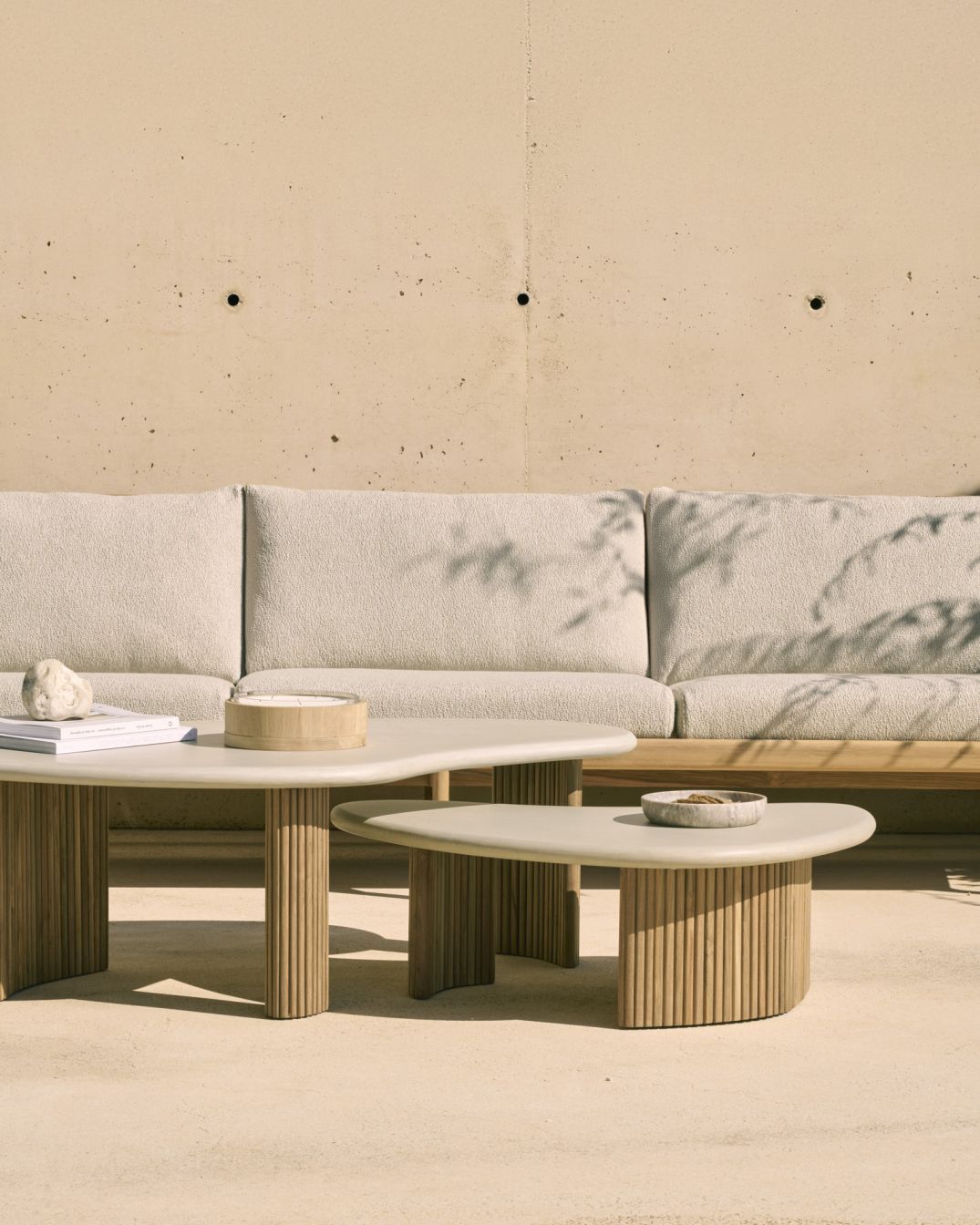 Boomerang coffee table outdoor concrete/teak Ethnicraft