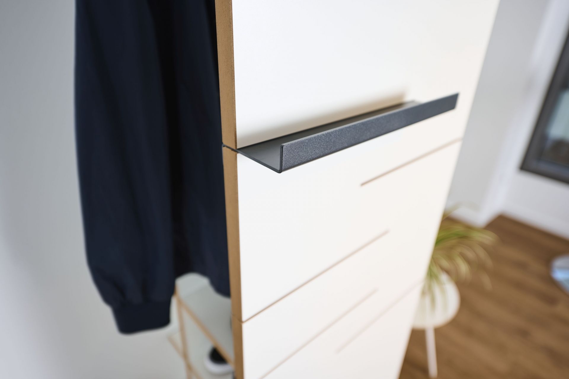 Angeber shelf Tojo