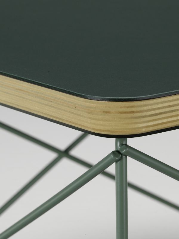 Detailaufnahme vom Vitra LTR Occasional Table Beistelltisch mit Linoleum Jade Platte und filigranem, jadefarbenem Stahlrohrgestell.