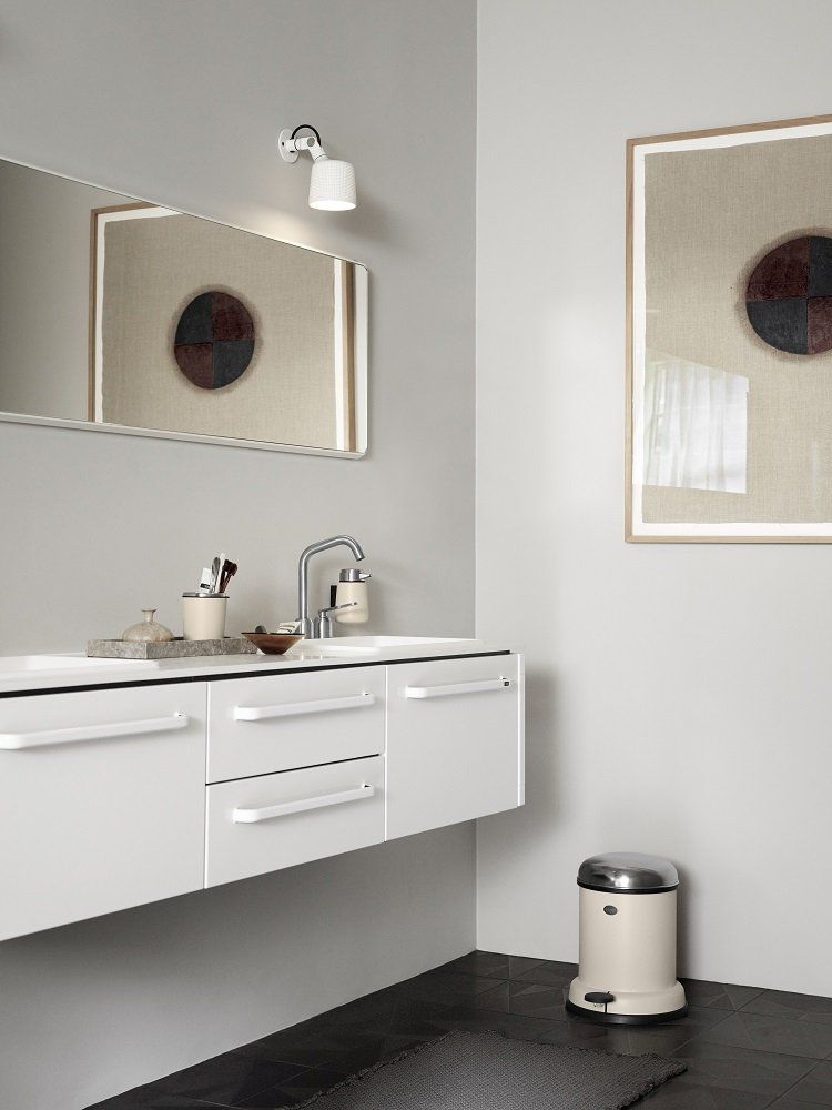 Beiger Vipp Treteimer 30L im modernen Badezimmer mit weißen Möbeln und dunklem Boden.