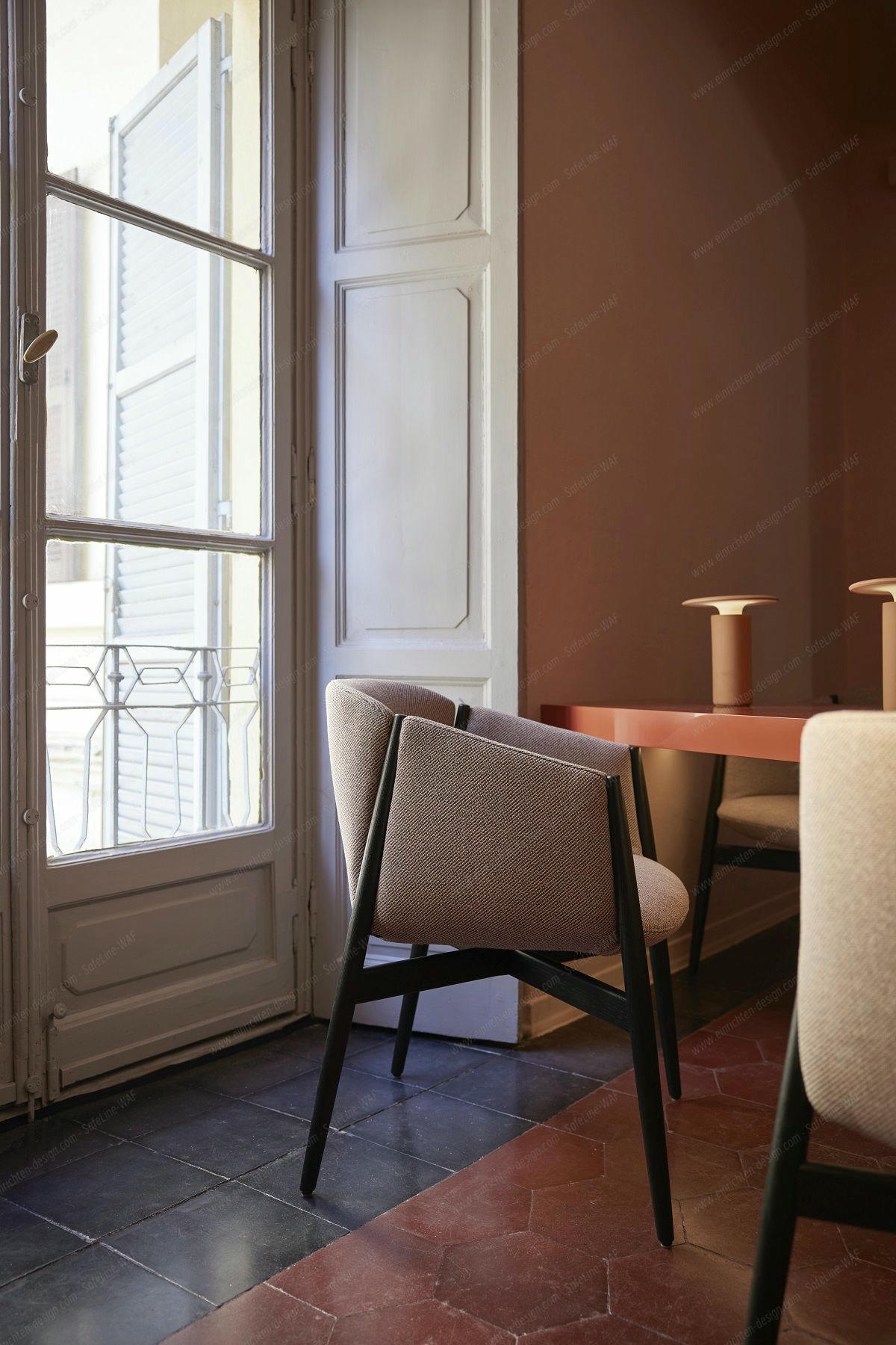 Kagu chair with armrests wooden frame Cor
