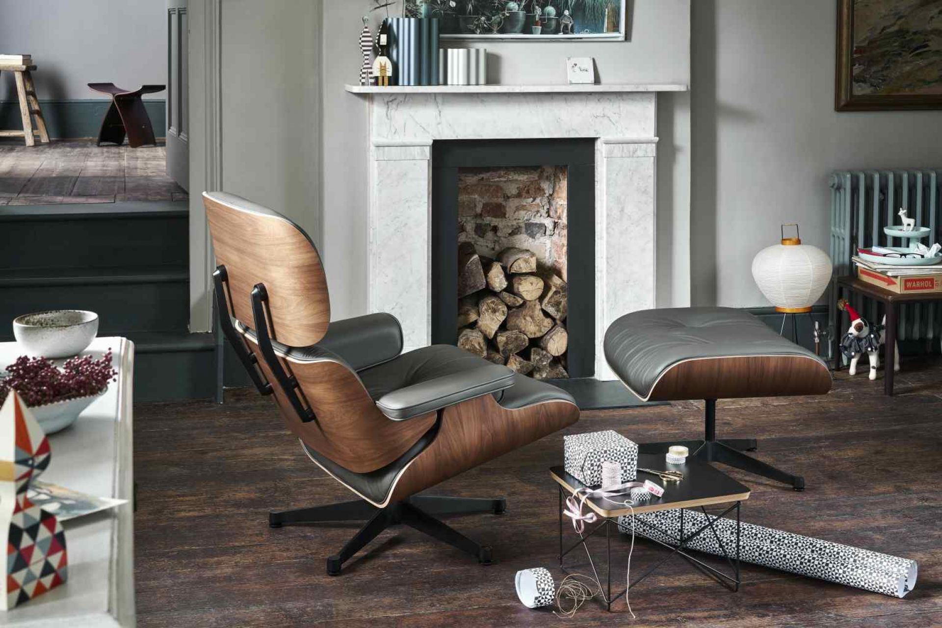 Eames Lounge Chair & Ottoman Walnut white leather Vitra