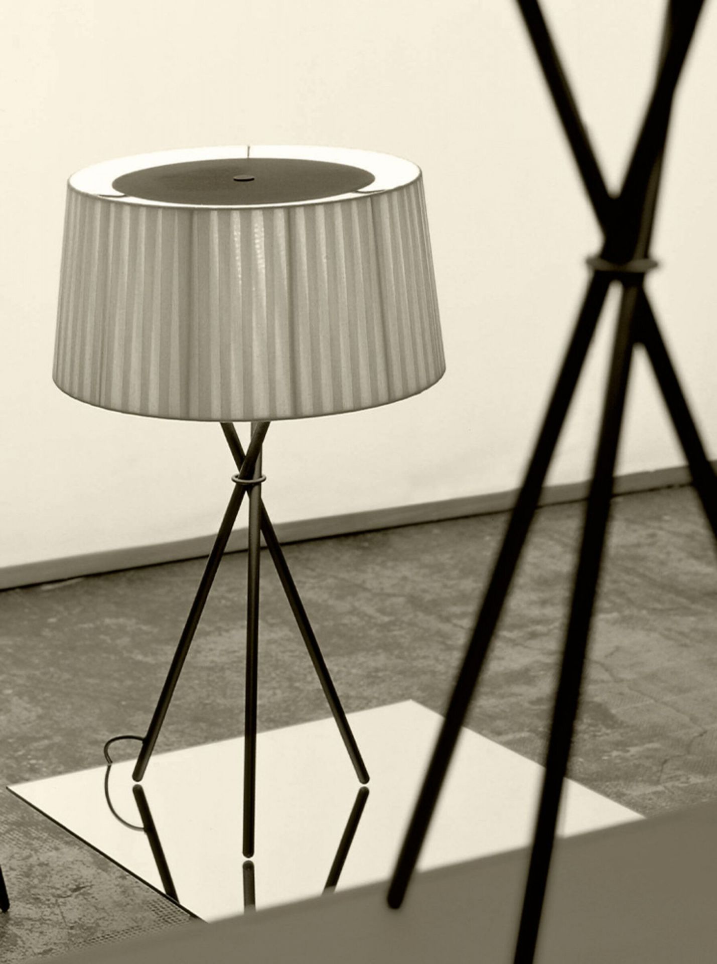 Tripode G6 Table Lamp Santa & Cole