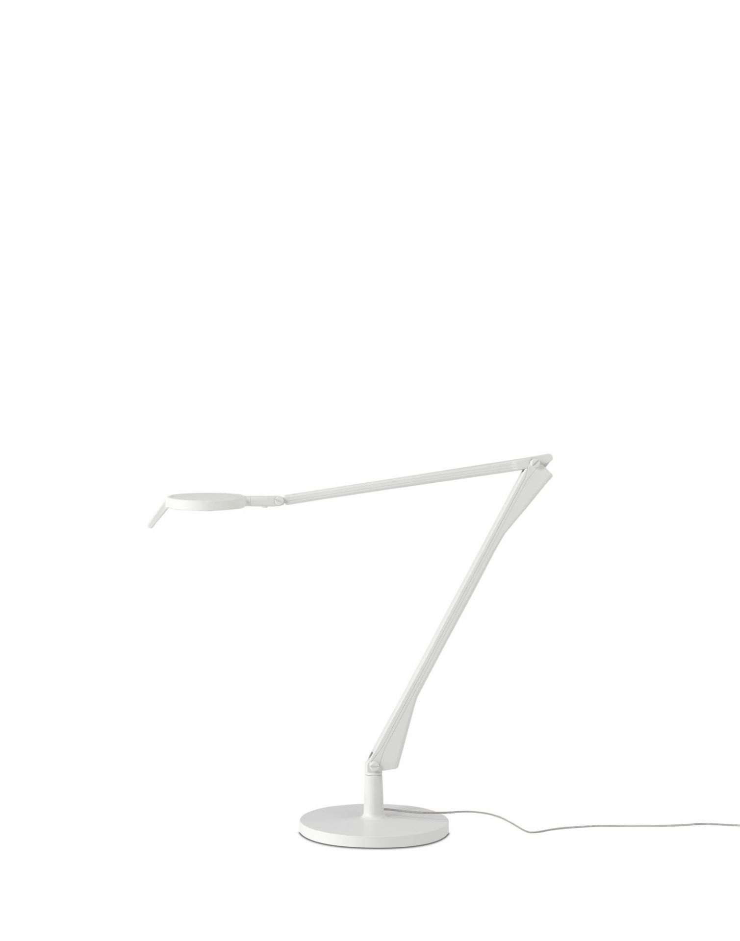 Weiße Aledin Tischleuchte von Kartell mit LED und Dimmer, modernes Design für Schreibtisch und Büro.