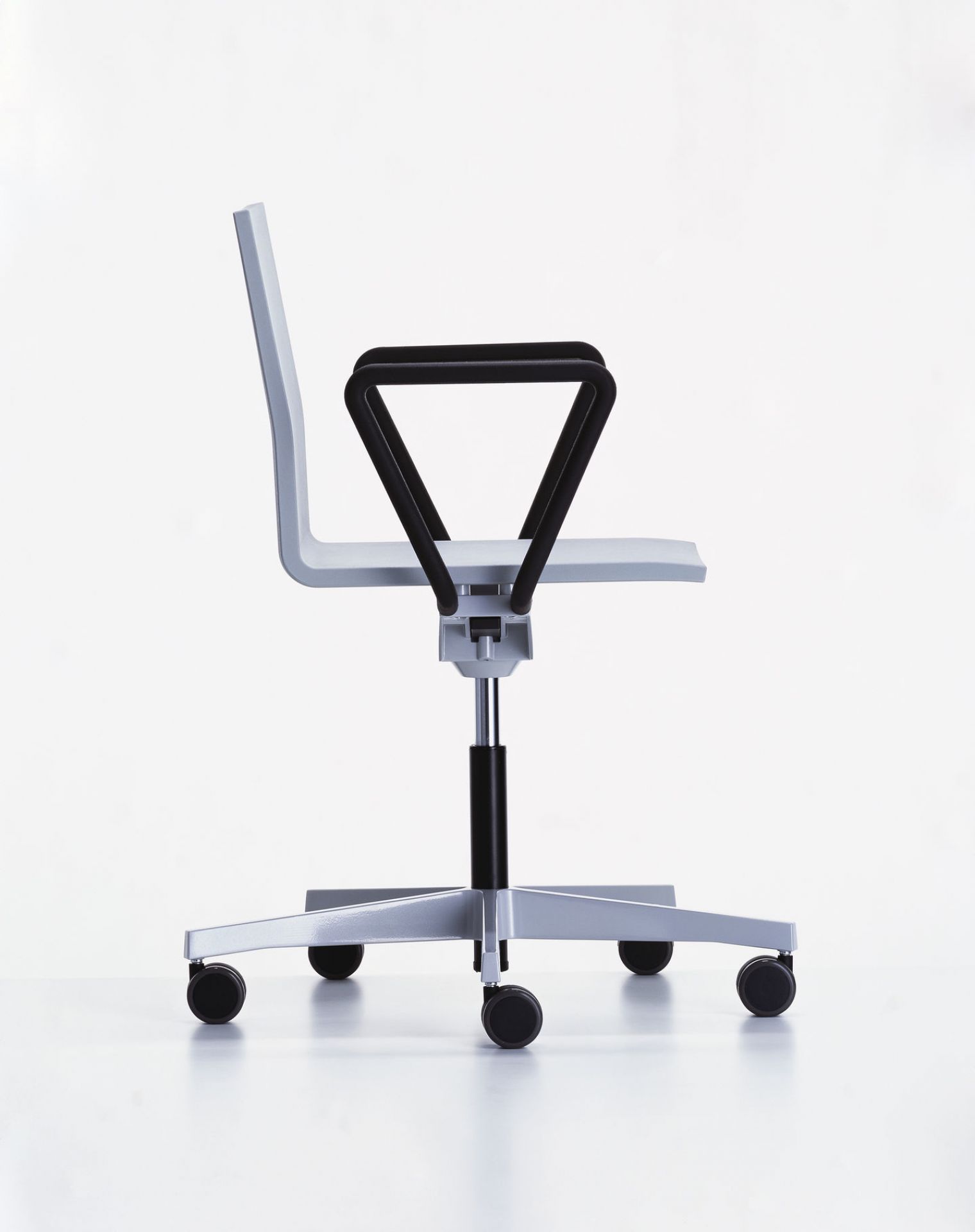 .04 Office swivel chair with Armrest Vitra