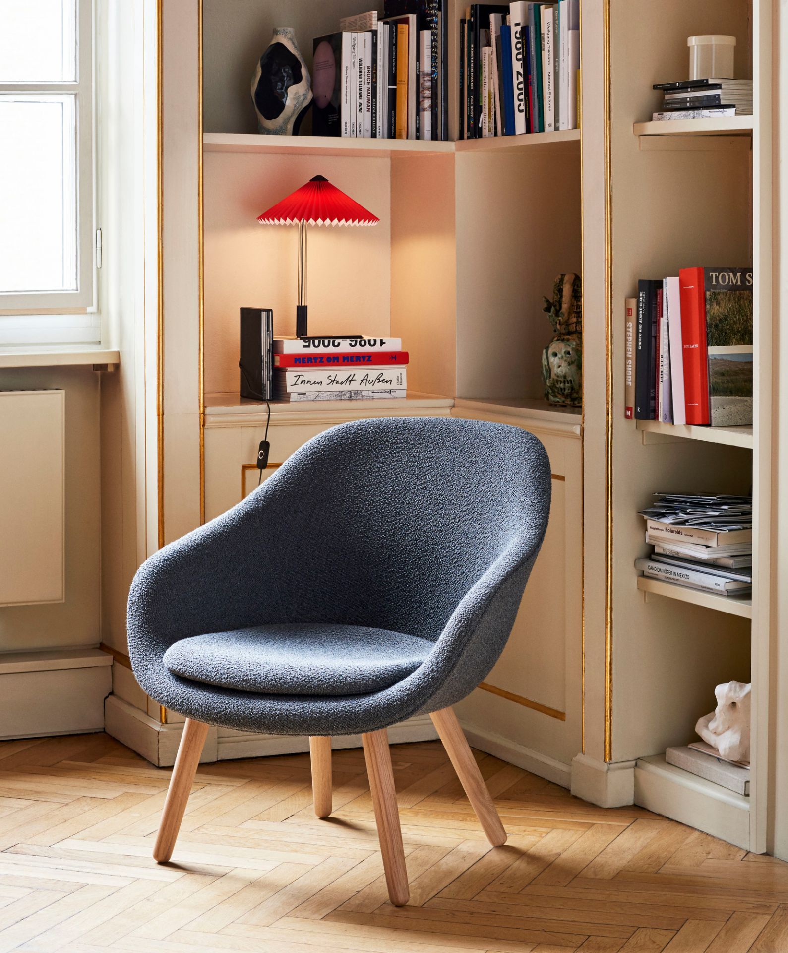About a Lounge AAL 82 / AAL82 Armchair Hay