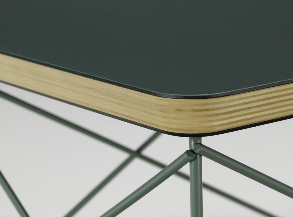 Detailaufnahme vom Vitra LTR Beistelltisch mit Linoleum-Tischplatte in Jade und filigranem, farblich passendem Stahlgestell.