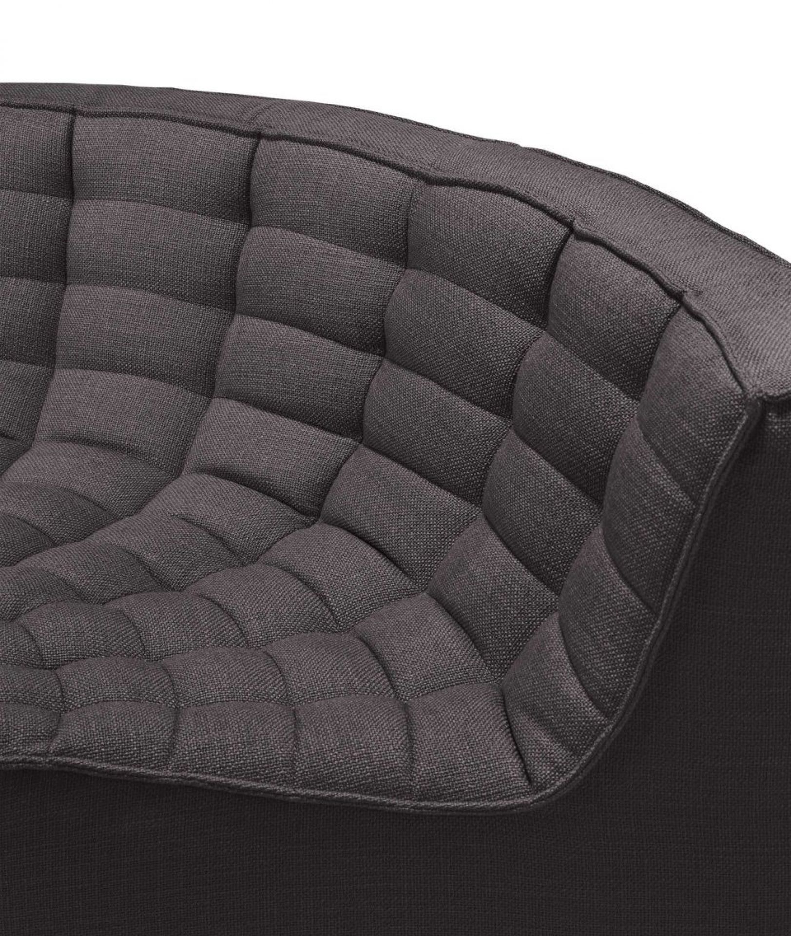 Detailaufnahme: Ethnicraft N701 Sofa, runde Ecke, dunkelgrauer Stoff mit gesteppter Polsterung.