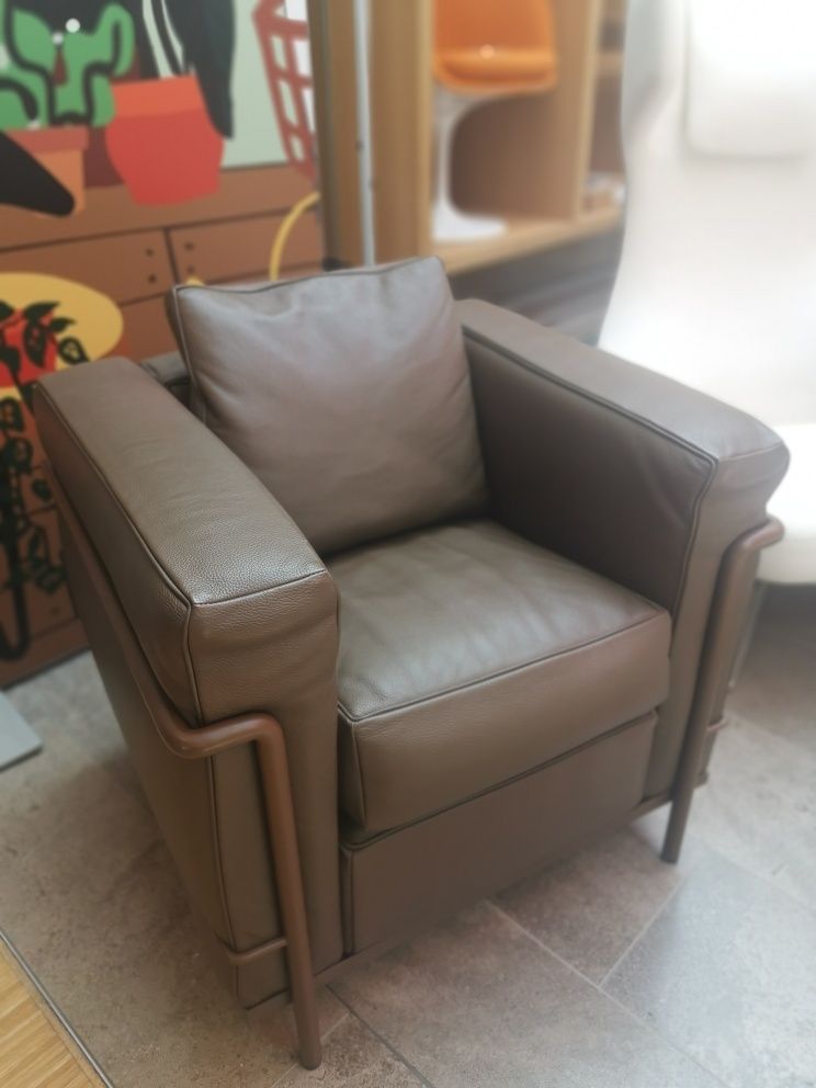 2 Fauteuil Grand Confort Petit Modèle Armchair Cassina EXHIBITION PIECE