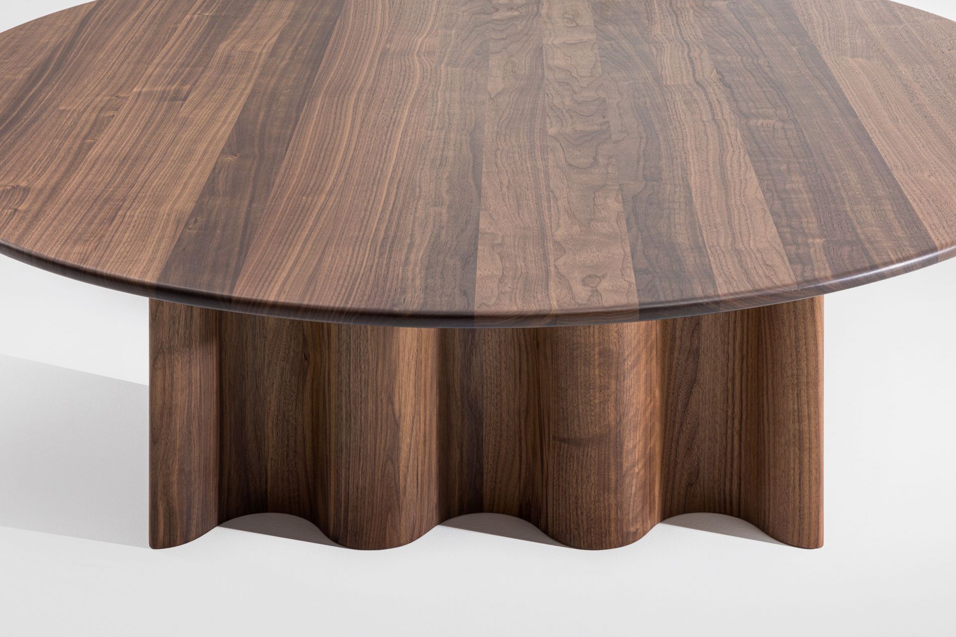 Curtain coffee table round walnut Zeitraum