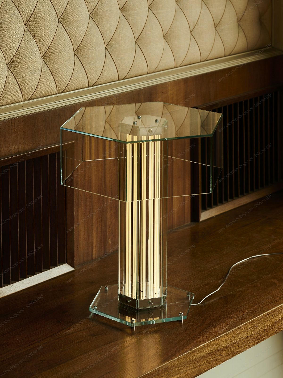 Superwire T Tischleuchte von Flos: Moderne Tischlampe mit Glas und goldenen Leuchtstäben.