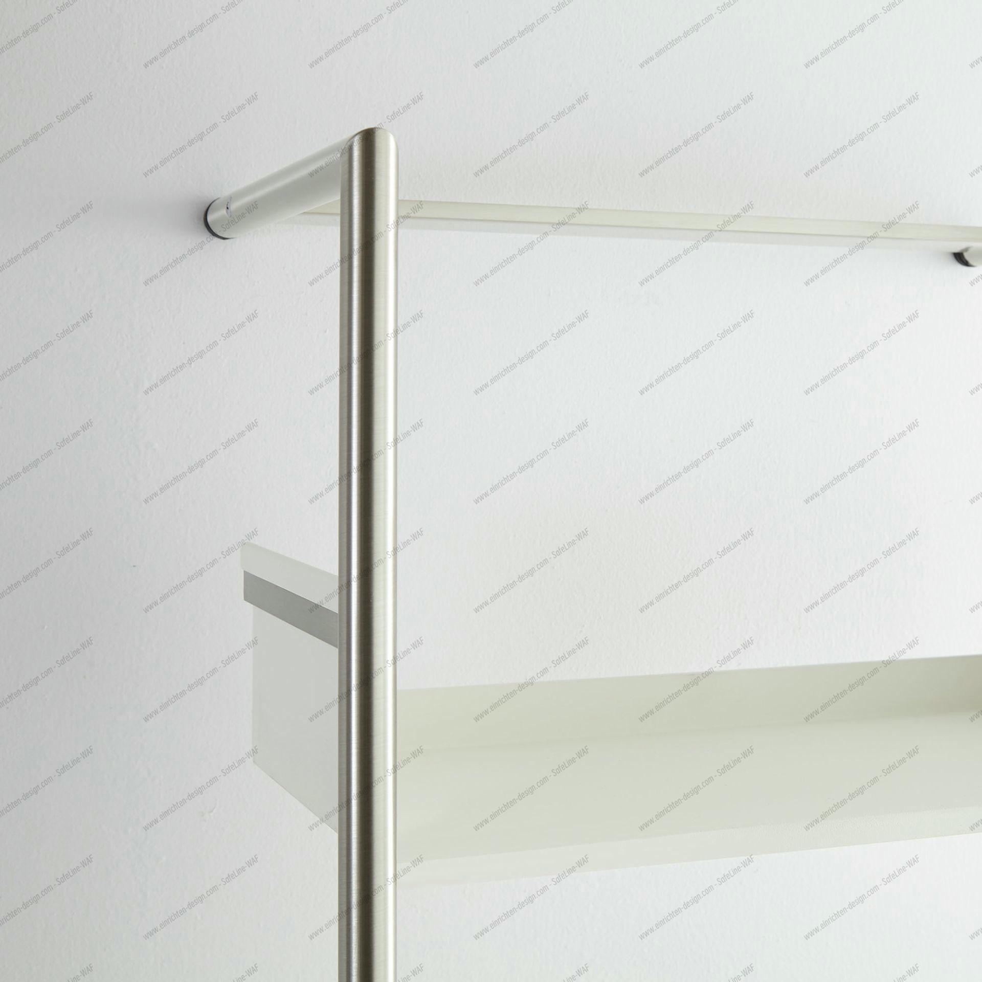 Pool 220 Leaning shelf Mox frame chrome matt shelves white Detailaufnahme des Pool 220 Anlehnregals: Chrom mattes Gestell mit weißen Tablaren. Modernes Wandregal.