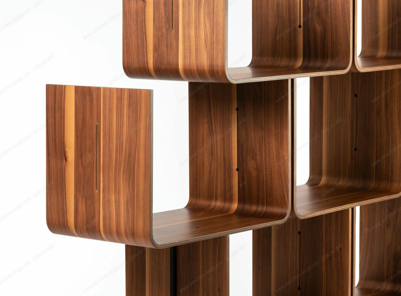 Elysée Regal: Detailansicht des modularen Regalsystems aus amerikanischem Nussbaumholz, modernes Design für Wohnzimmer.
