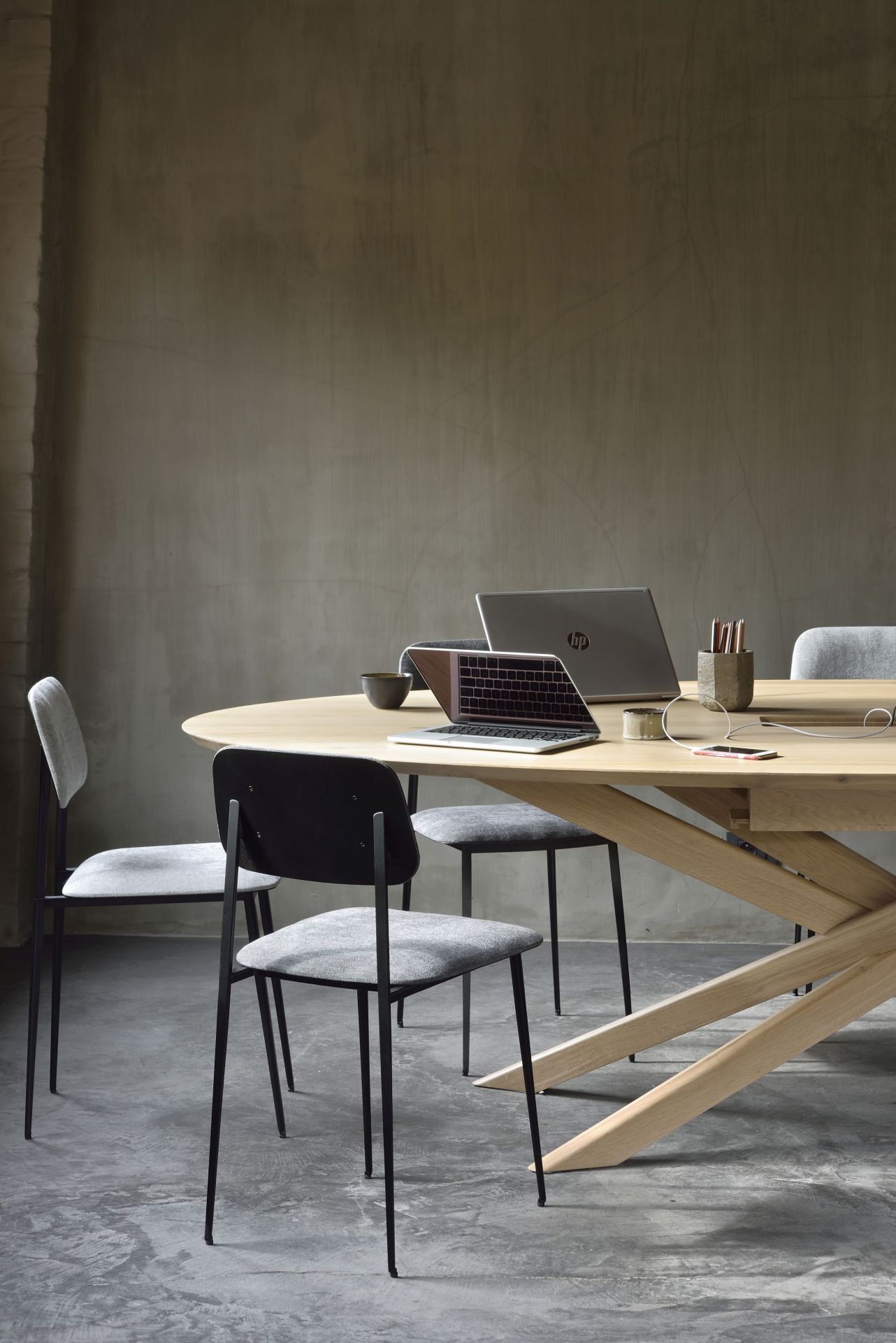 Mikado Meetingtisch Eiche lackiert von Ethnicraft mit Laptops und Stühlen in einem modernen Büro.
