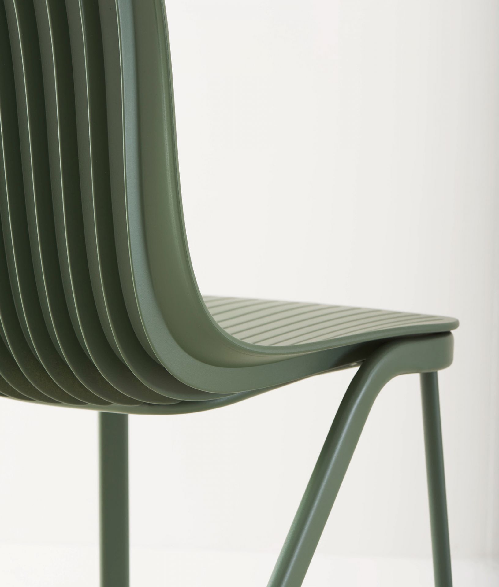 Dragonfly Chair metal legs Segis green